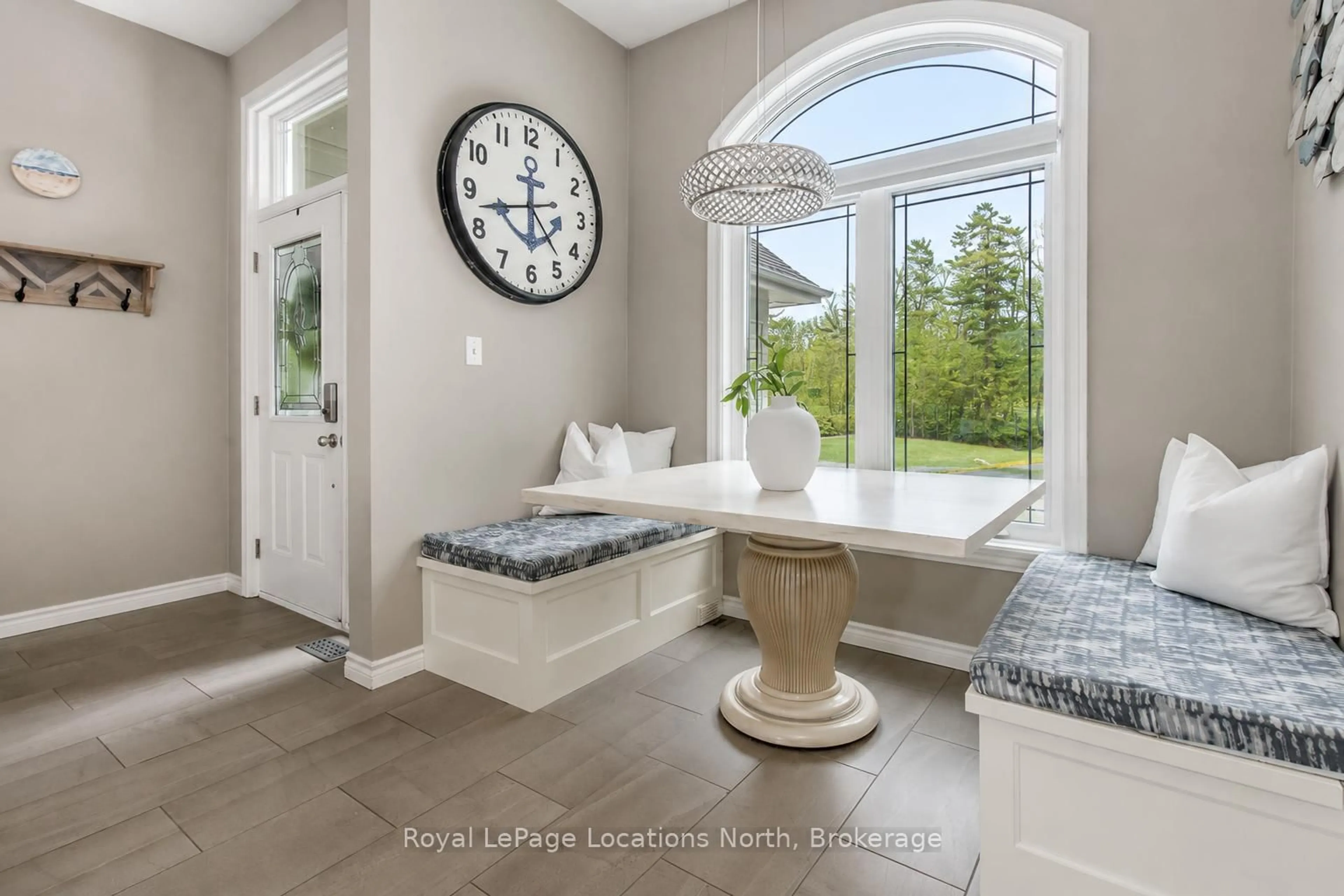Indoor entryway for 1094 RIVER Rd, Wasaga Beach Ontario L9Z 2W7