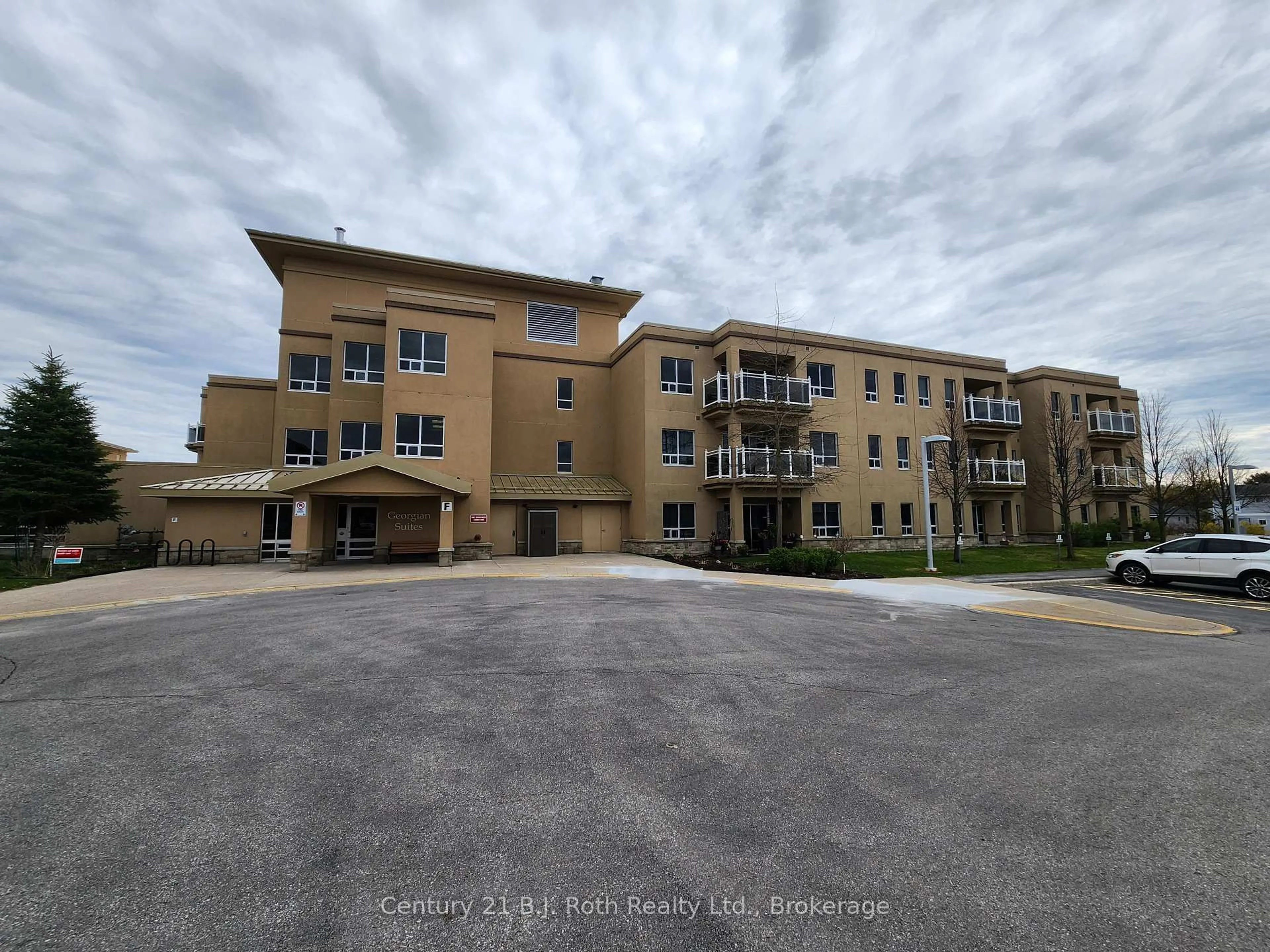 A pic from outside/outdoor area/front of a property/back of a property/a pic from drone, building for 101 Thompsons Rd #F103, Penetanguishene Ontario L9M 1K1