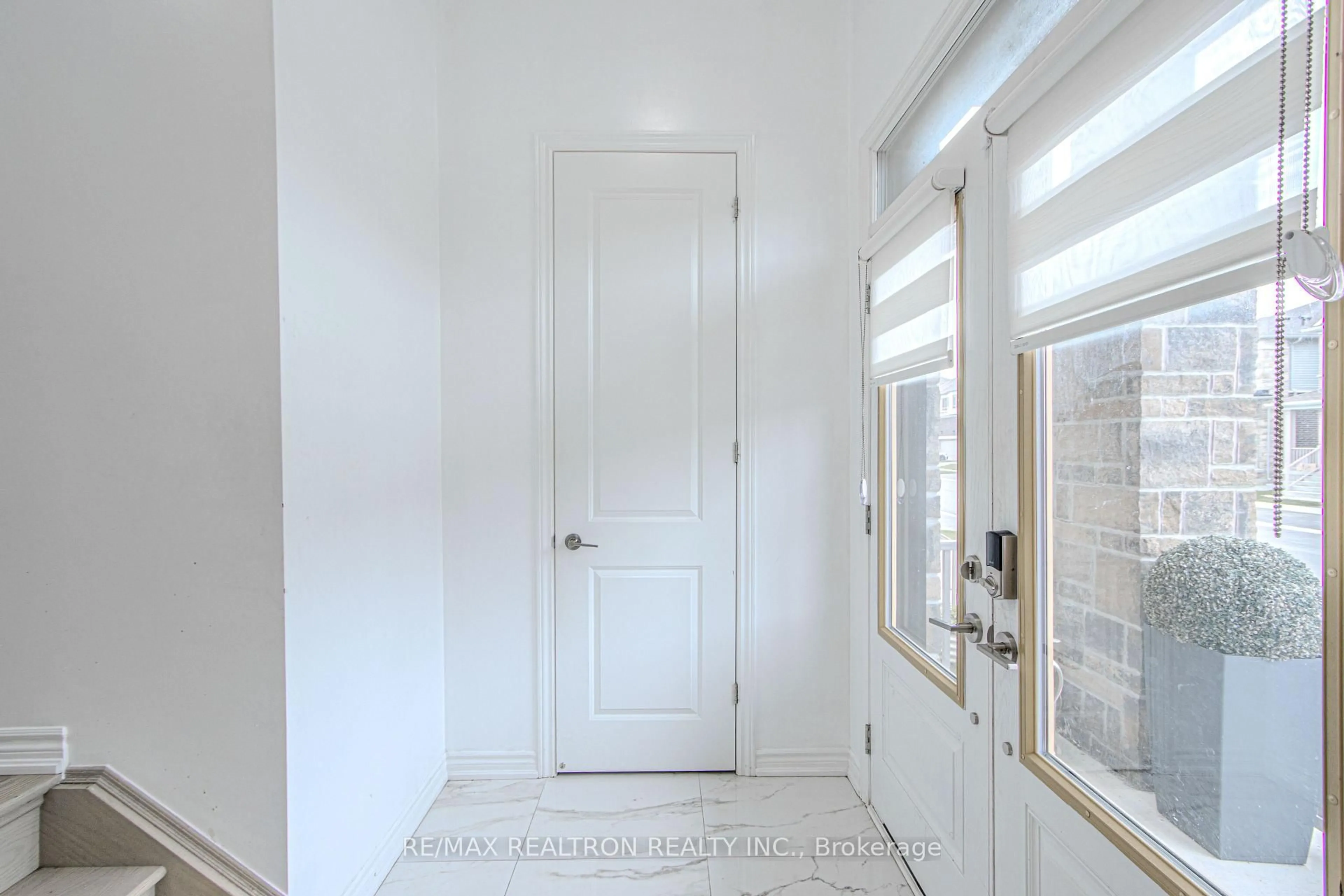 Indoor entryway for 59 Gemini Dr, Barrie Ontario L9J 0K5