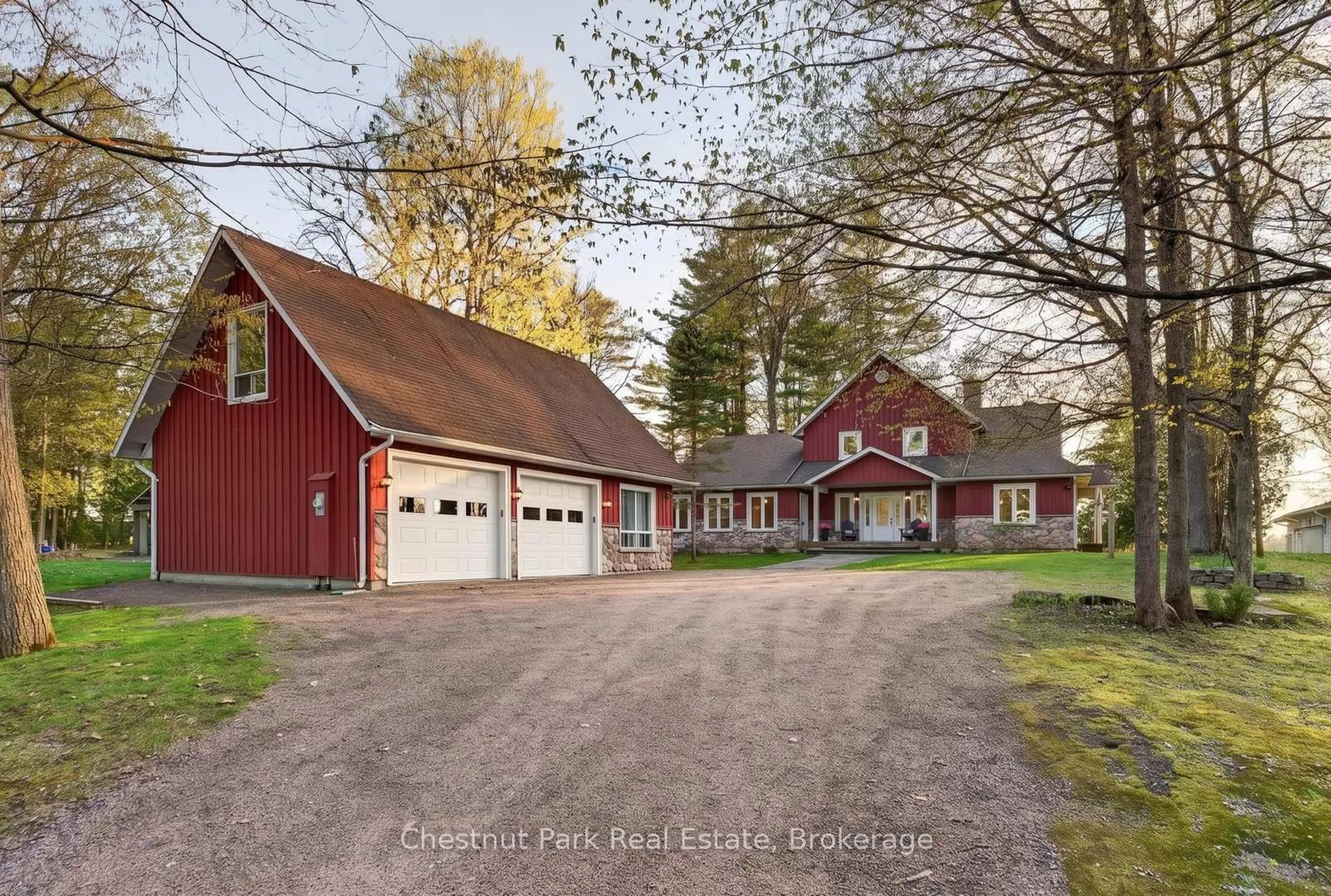 A pic from outside/outdoor area/front of a property/back of a property/a pic from drone, street for 3547 Lauderdale Point Cres, Severn Ontario P0E 1N0
