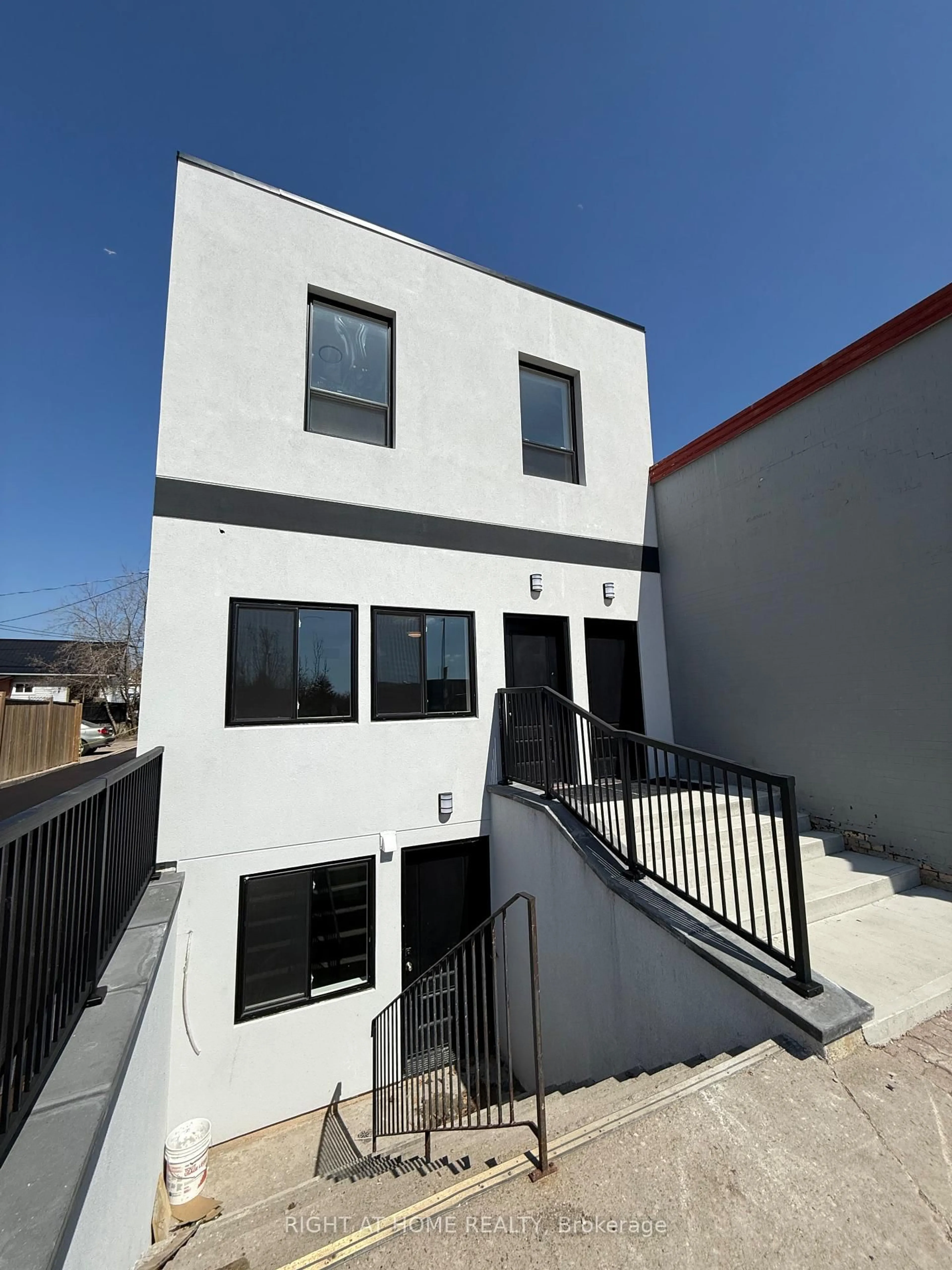 A pic from outside/outdoor area/front of a property/back of a property/a pic from drone, building for 28 West St, Orillia Ontario L3V 5B8