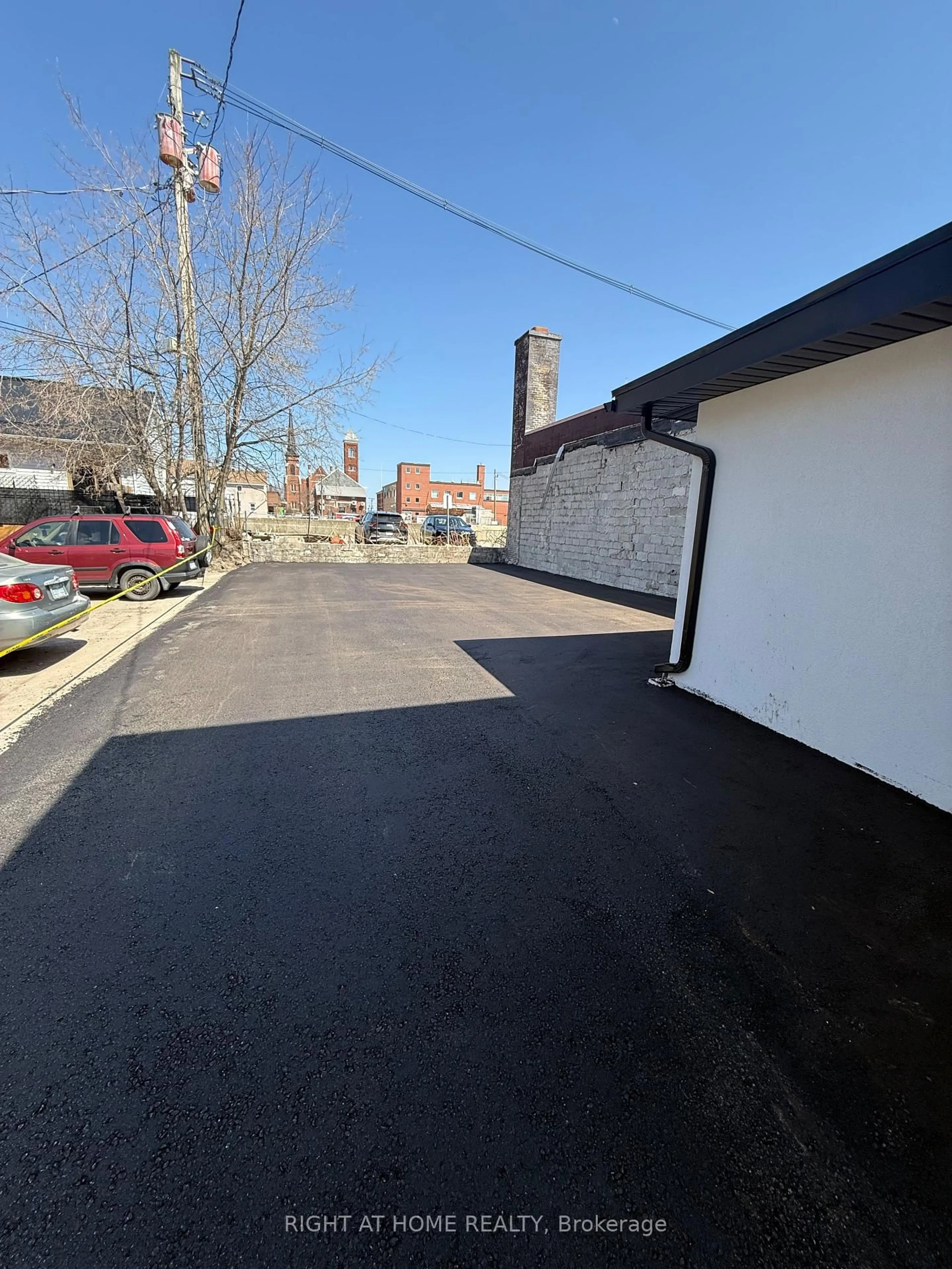 A pic from outside/outdoor area/front of a property/back of a property/a pic from drone, street for 28 West St, Orillia Ontario L3V 5B8