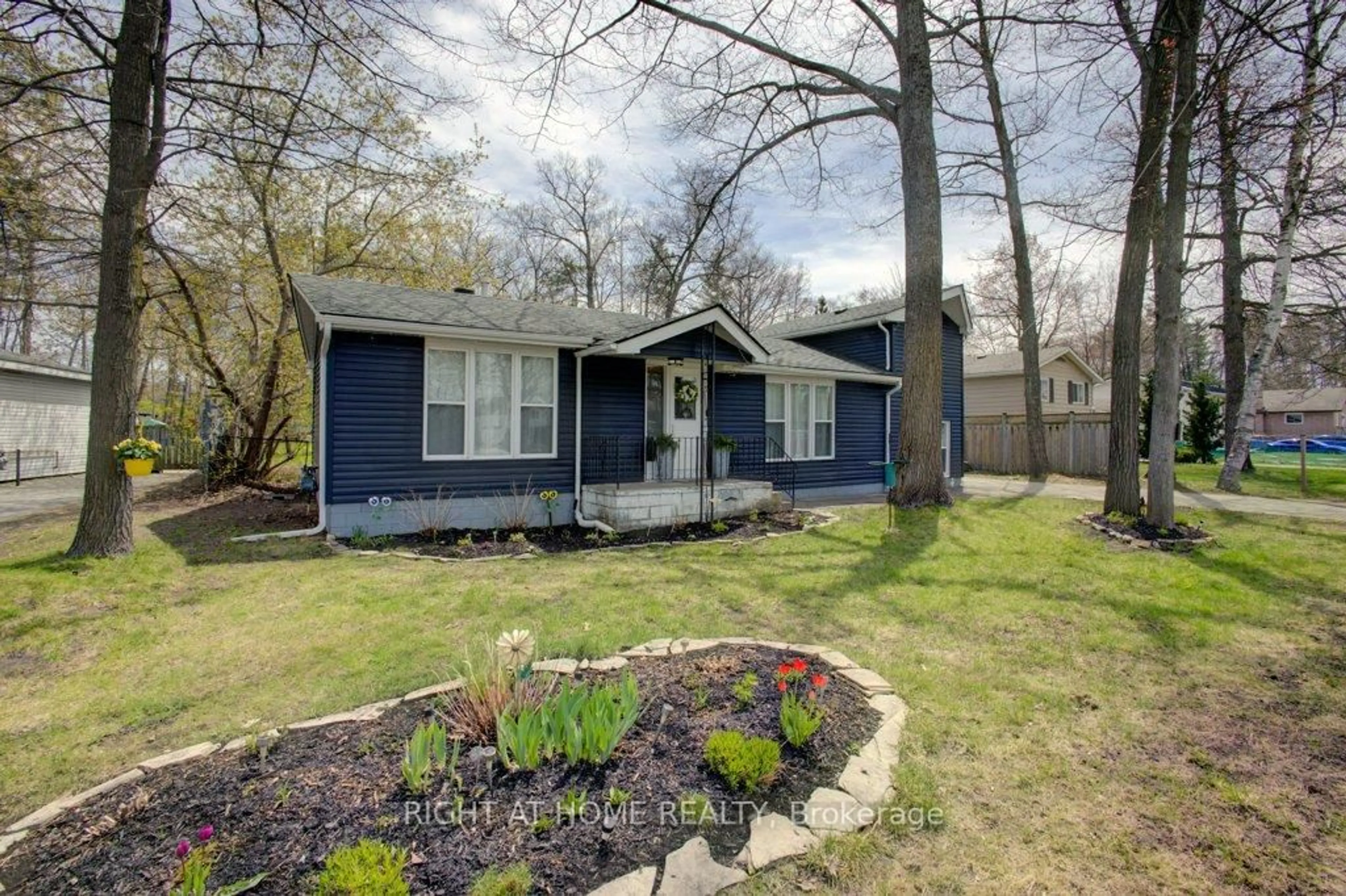Home with vinyl exterior material, street for 1865 River Rd, Wasaga Beach Ontario L9Z 1L1