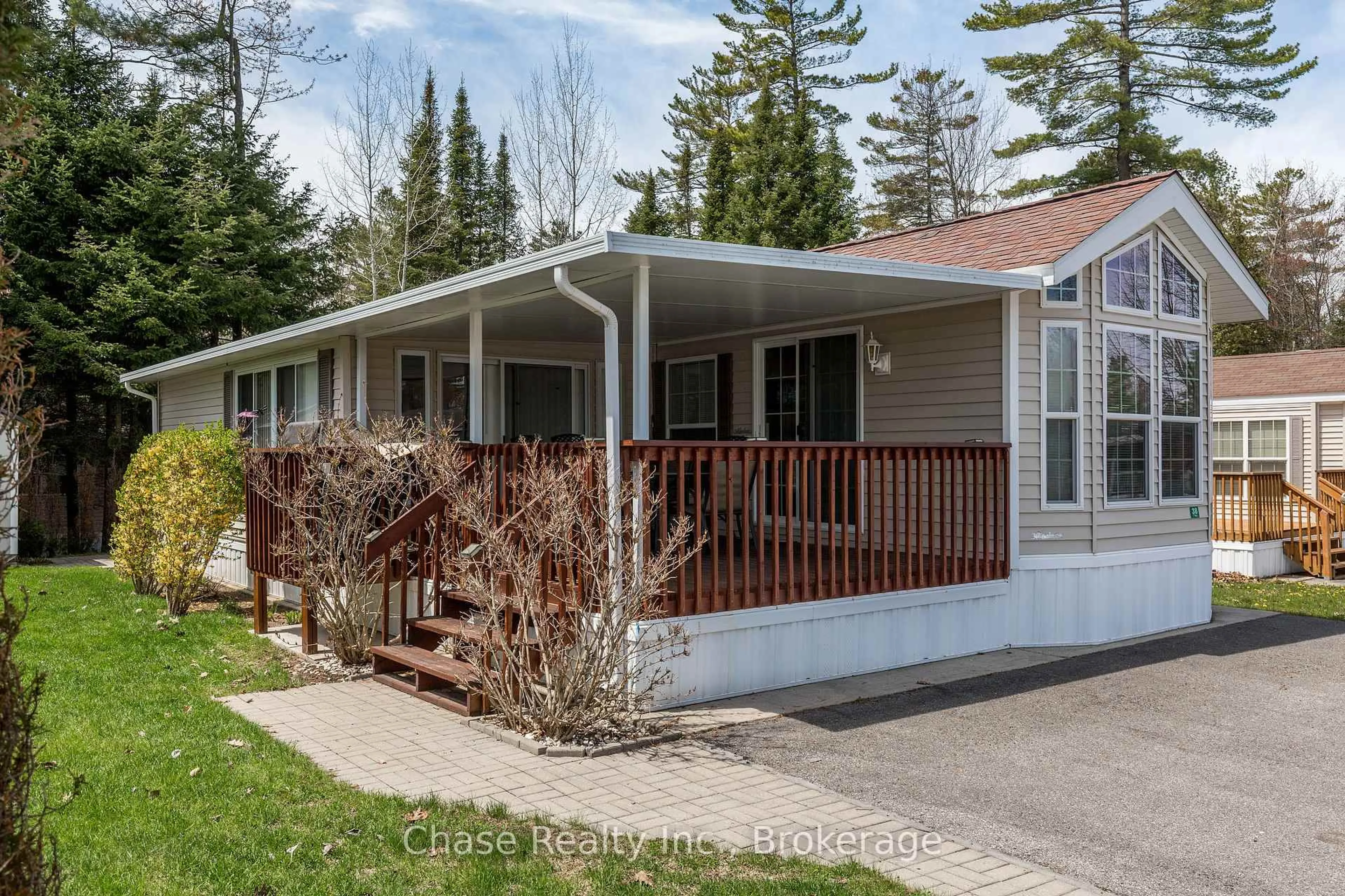Home with vinyl exterior material, street for 38 Temagami Tr, Wasaga Beach Ontario L9Z 1X7