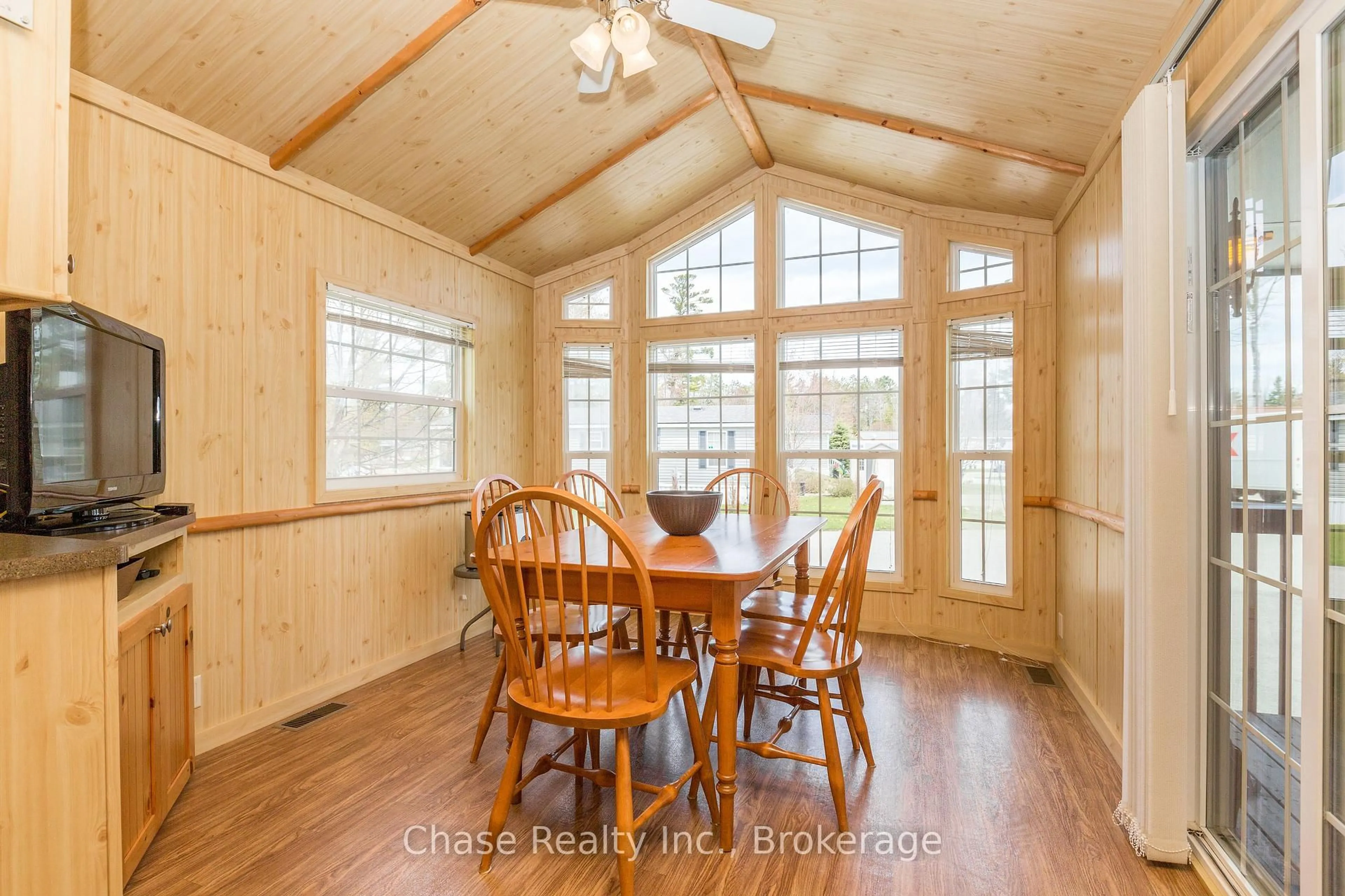 Dining room, wood/laminate floor for 38 Temagami Tr, Wasaga Beach Ontario L9Z 1X7