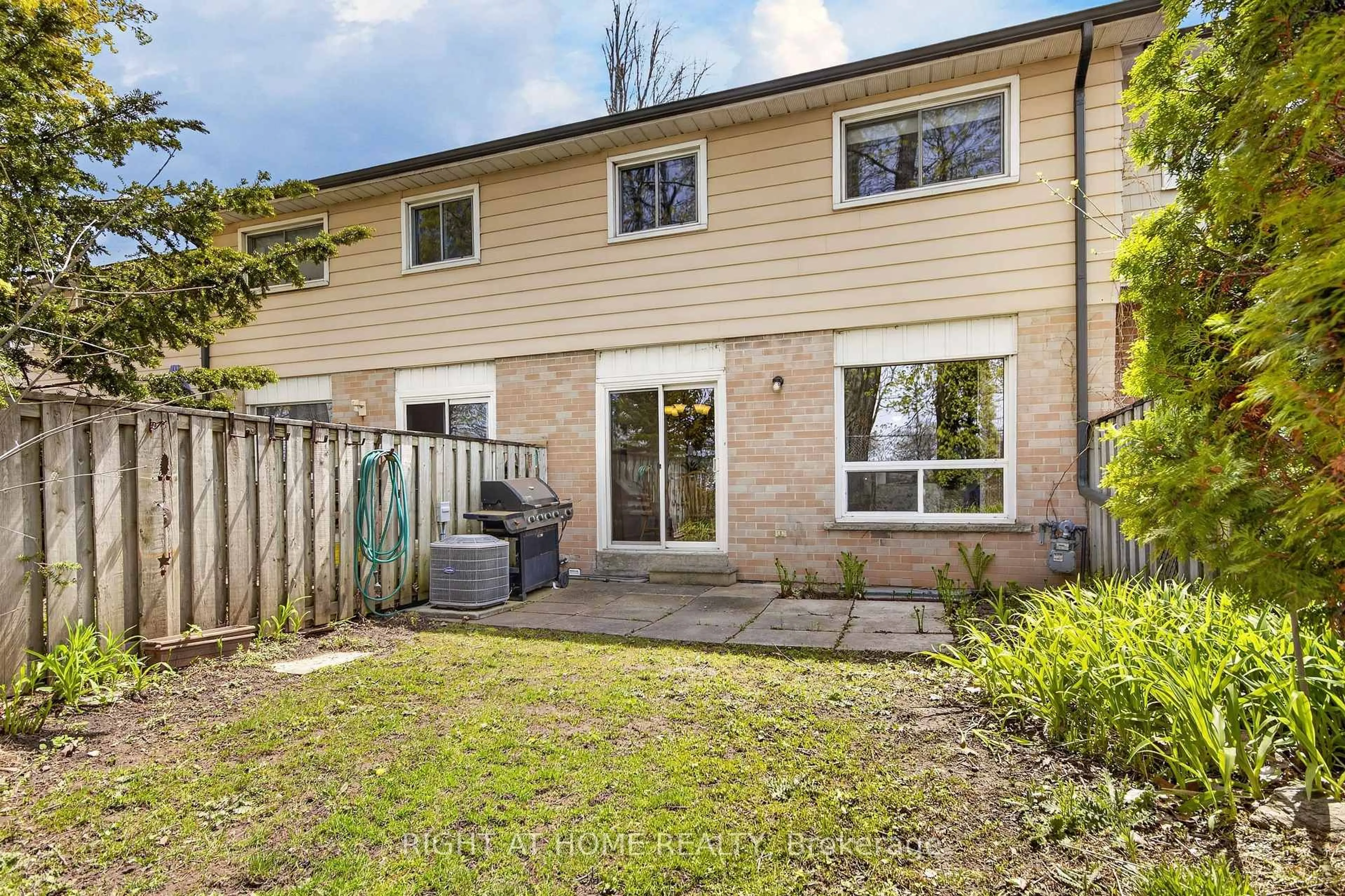 A pic from outside/outdoor area/front of a property/back of a property/a pic from drone, street for 2 BERNICK Dr #47, Barrie Ontario L4M 5K4
