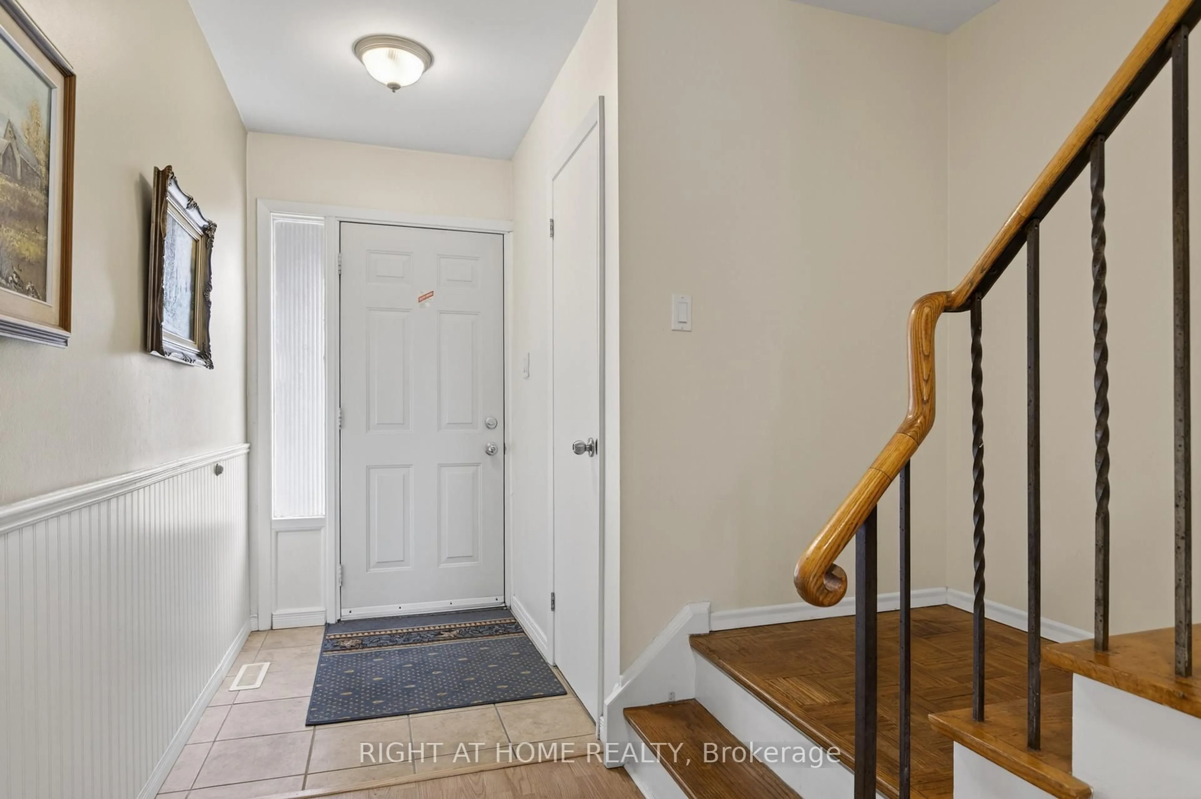Indoor entryway for 2 BERNICK Dr #47, Barrie Ontario L4M 5K4