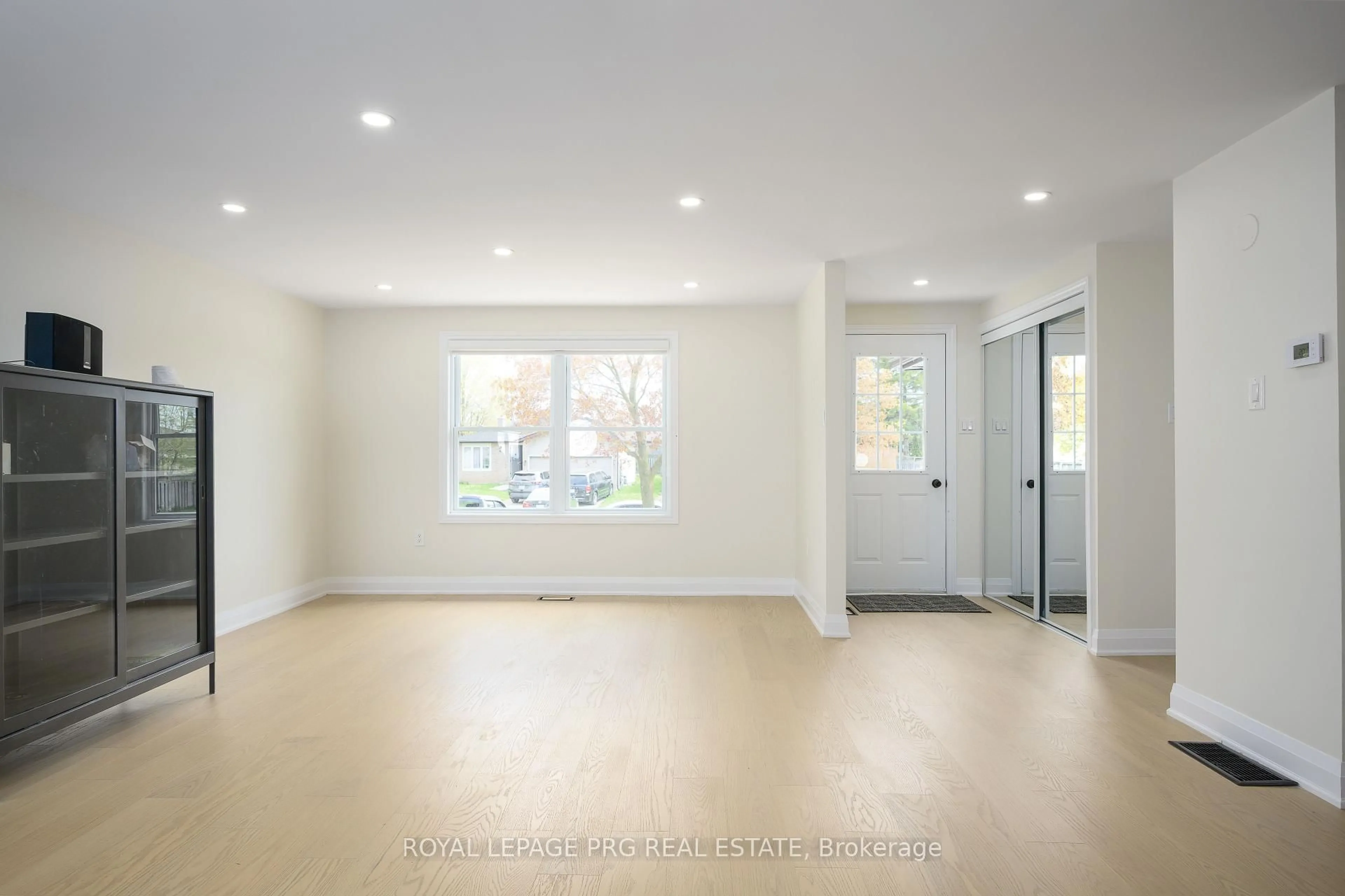 A pic of a room for 26 Hickling Tr, Barrie Ontario L4M 5S4