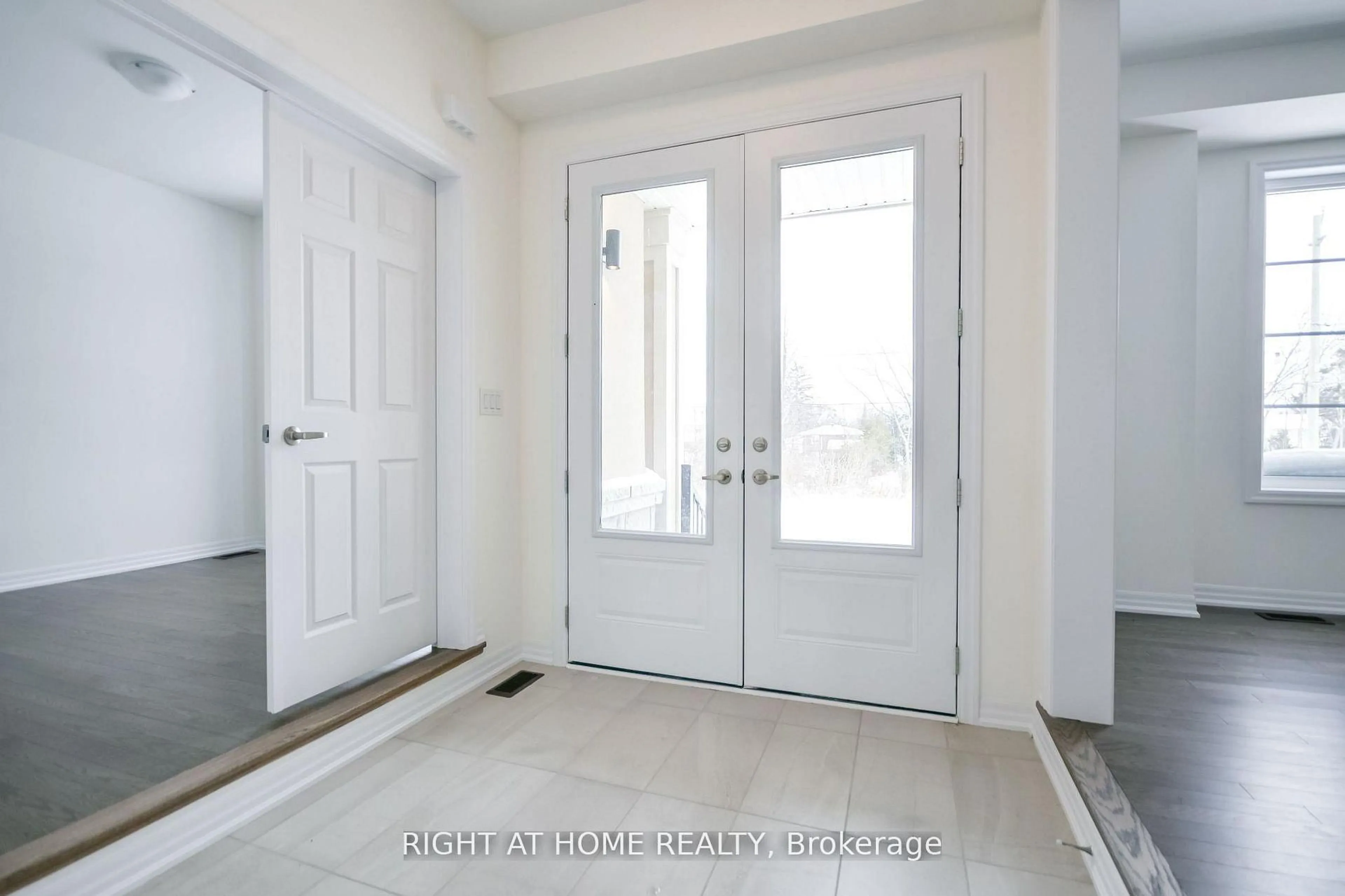 Indoor entryway for 215 Sutherland St, Clearview Ontario L0M 1S0