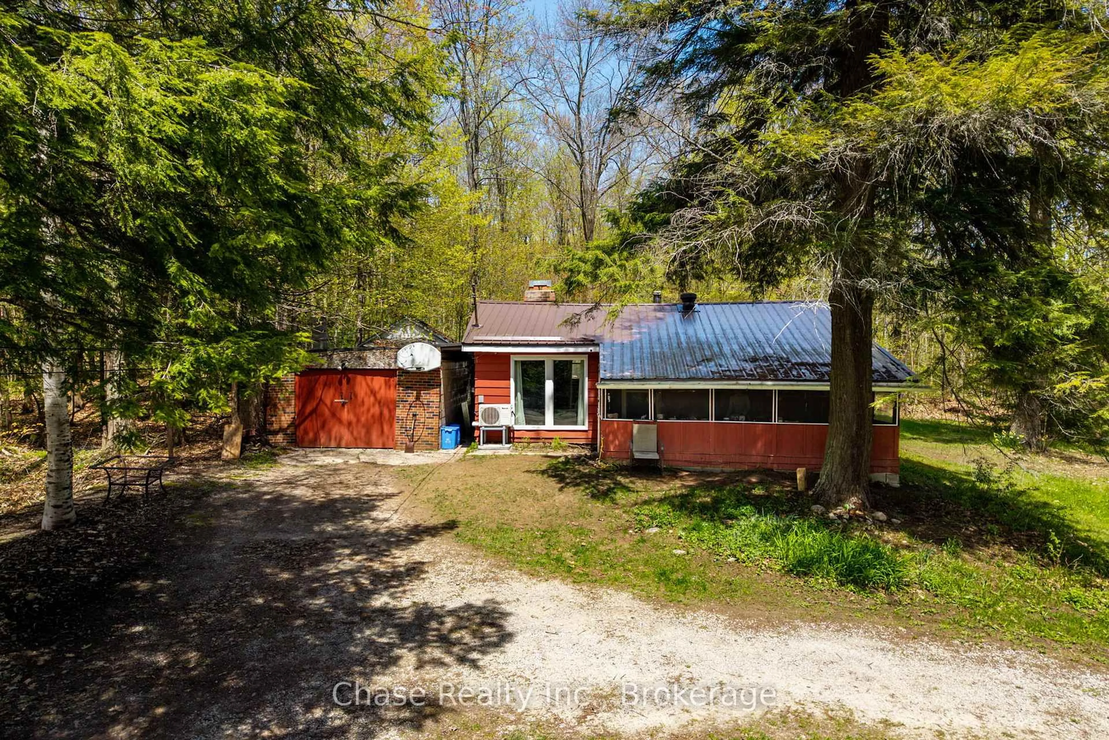 A pic from outside/outdoor area/front of a property/back of a property/a pic from drone, unknown for 1840 Island Rd, Severn Ontario L0K 1E0