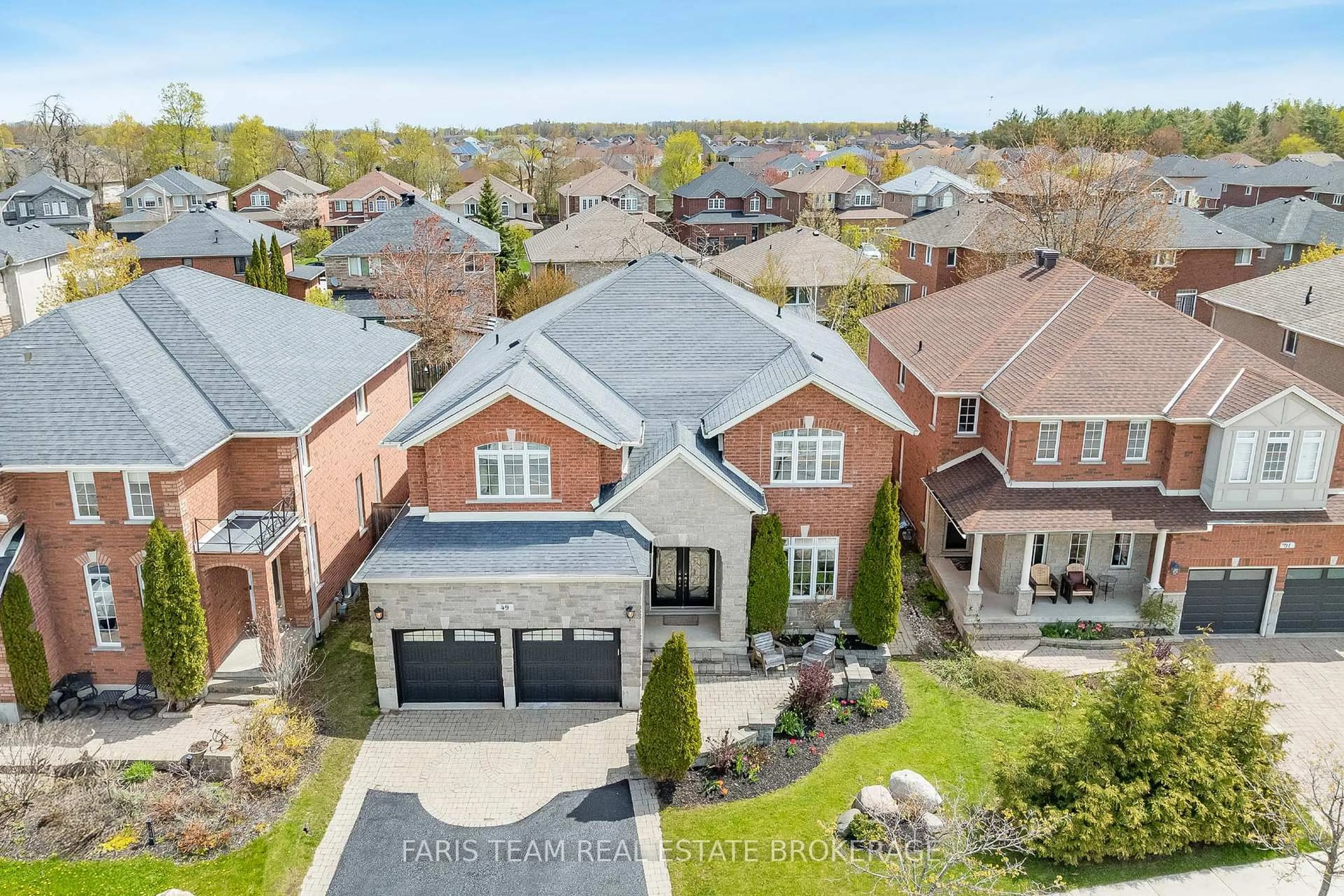 A pic from outside/outdoor area/front of a property/back of a property/a pic from drone, street for 49 Prince William Way, Barrie Ontario L4N 0Y9
