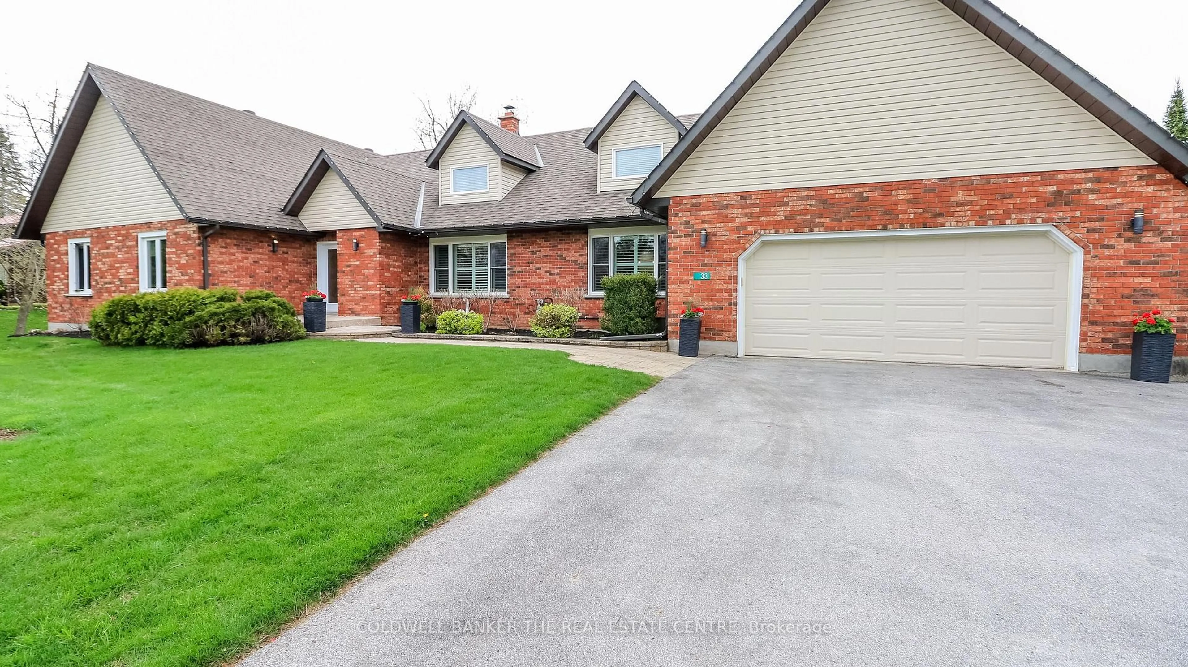 Home with brick exterior material, street for 33 Elvyn Cres, Oro-Medonte Ontario L0L 2E0