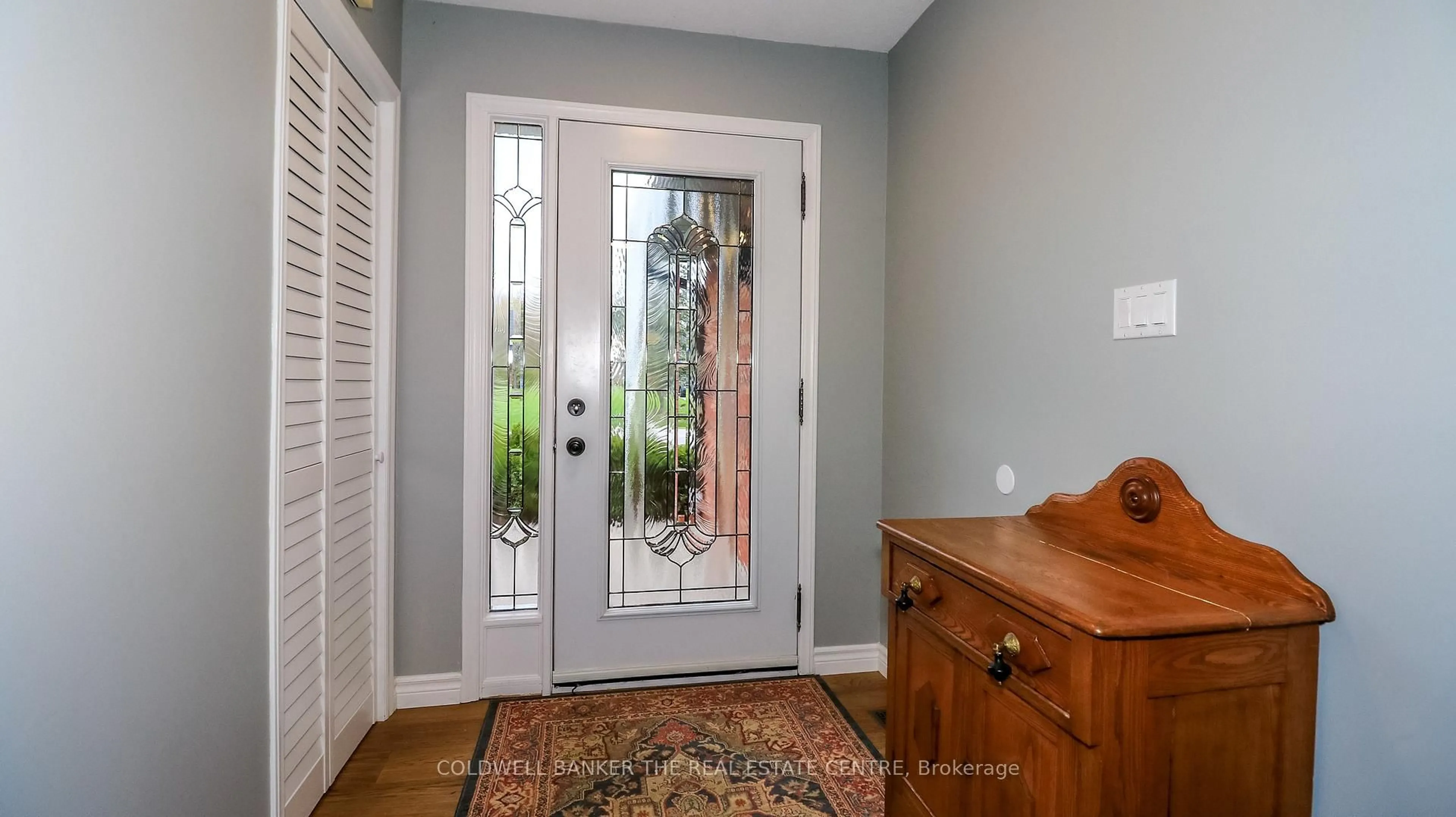 Indoor entryway for 33 Elvyn Cres, Oro-Medonte Ontario L0L 2E0