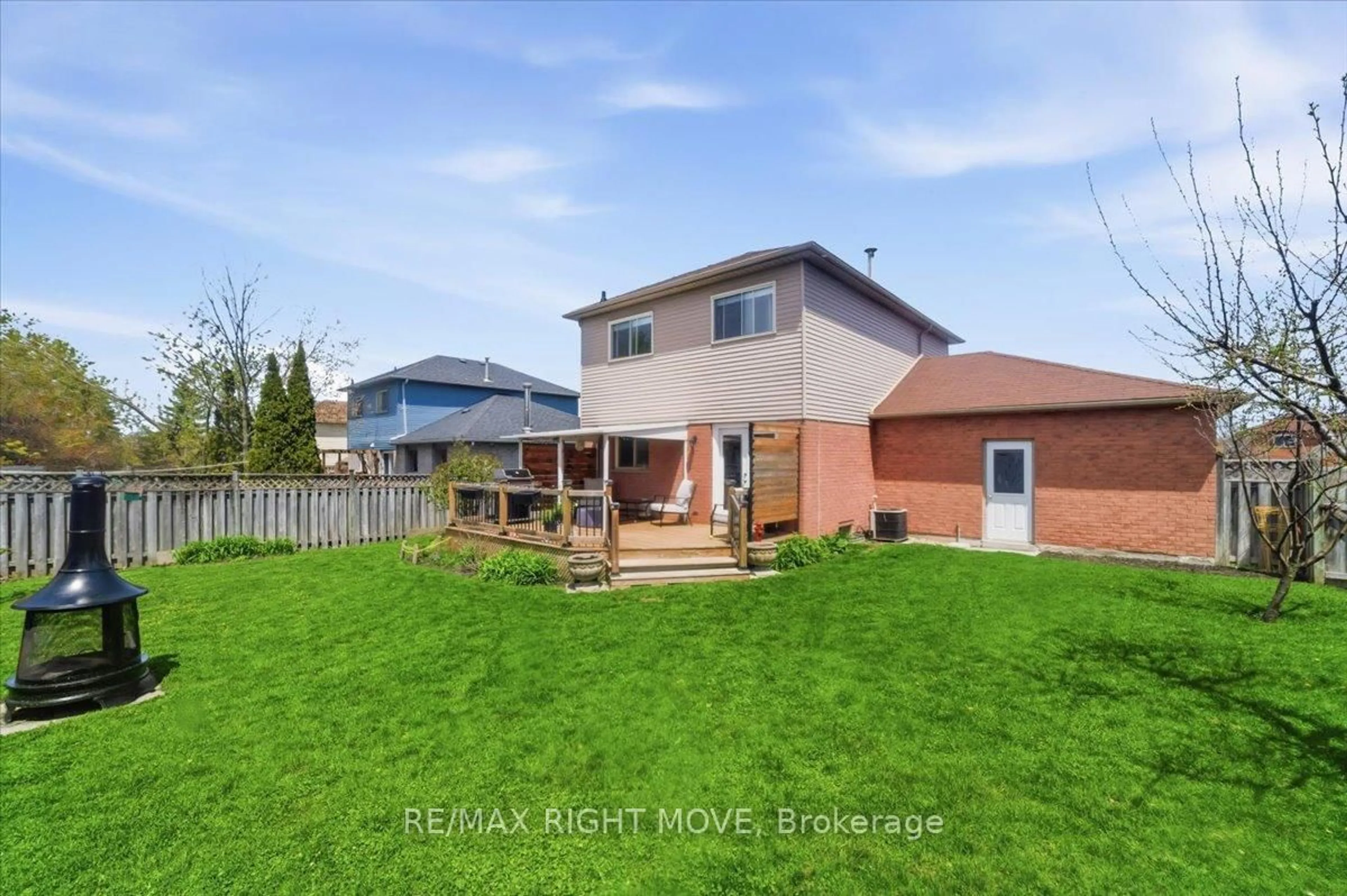 A pic from outside/outdoor area/front of a property/back of a property/a pic from drone, unknown for 470 st vincent St, Barrie Ontario L4M 6T5