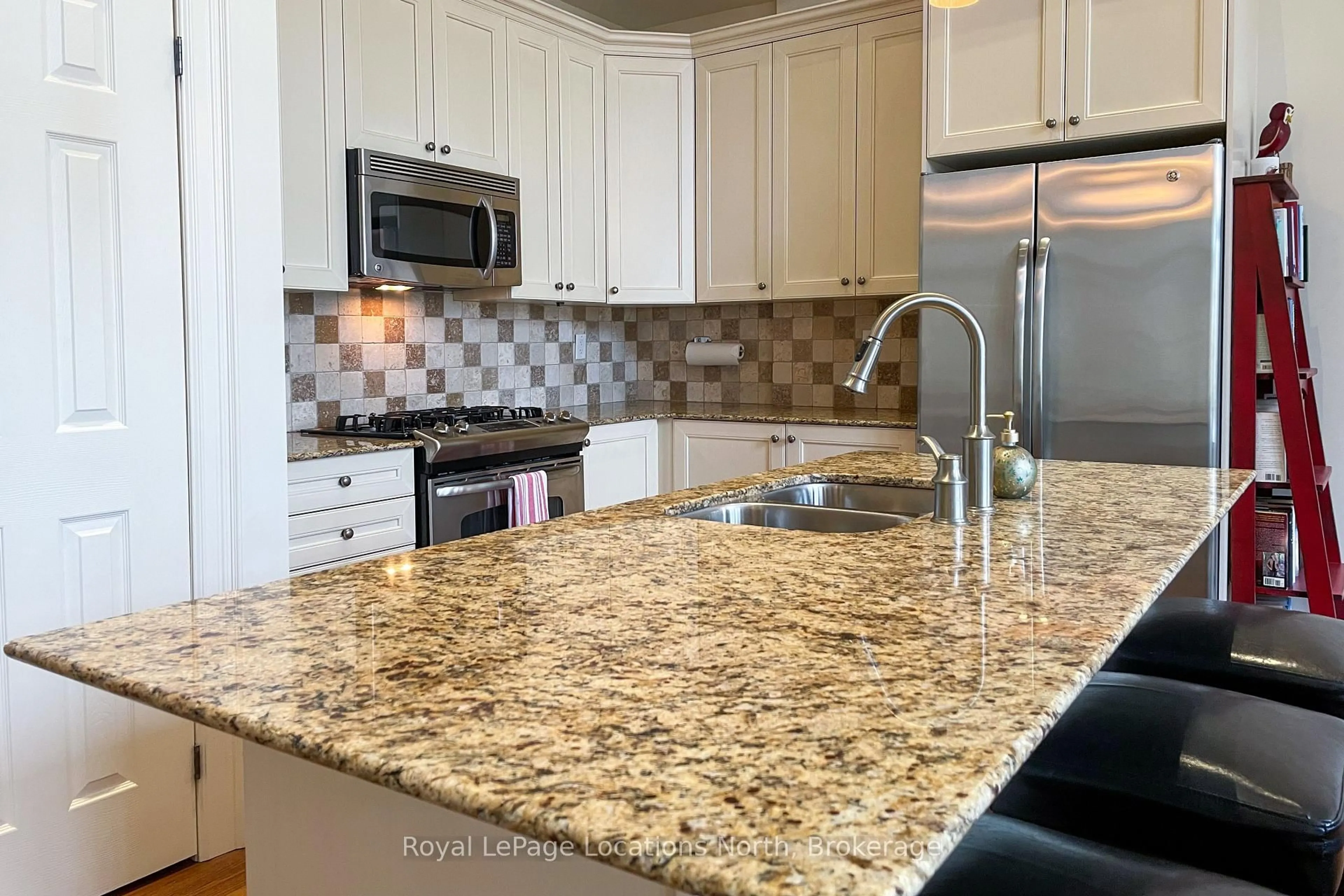 Open concept kitchen, ceramic/tile floor for 41 Sierra Tr, Collingwood Ontario L9Y 0J5