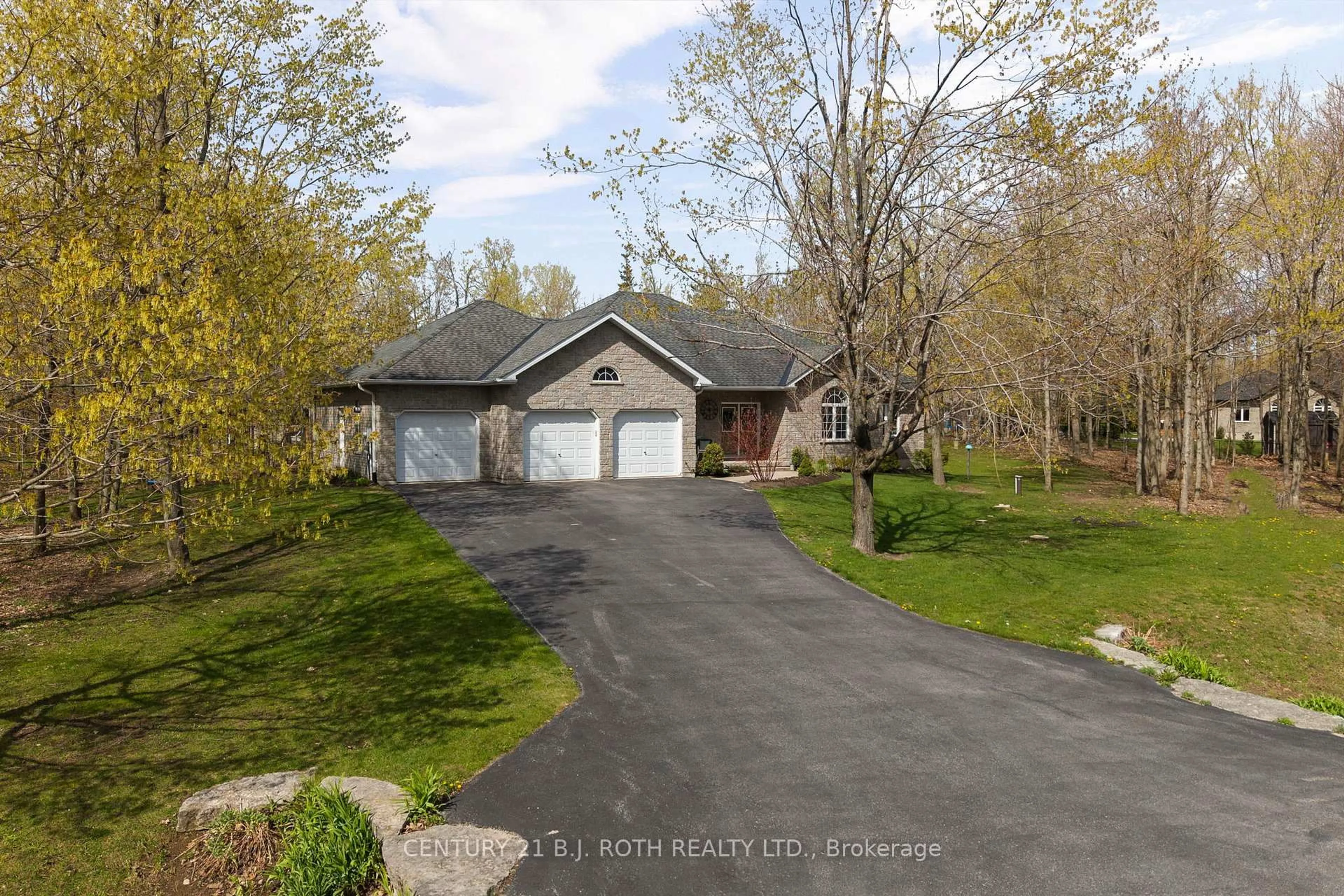A pic from outside/outdoor area/front of a property/back of a property/a pic from drone, street for 6 Hemlock Cres, Oro-Medonte Ontario L0L 2L0