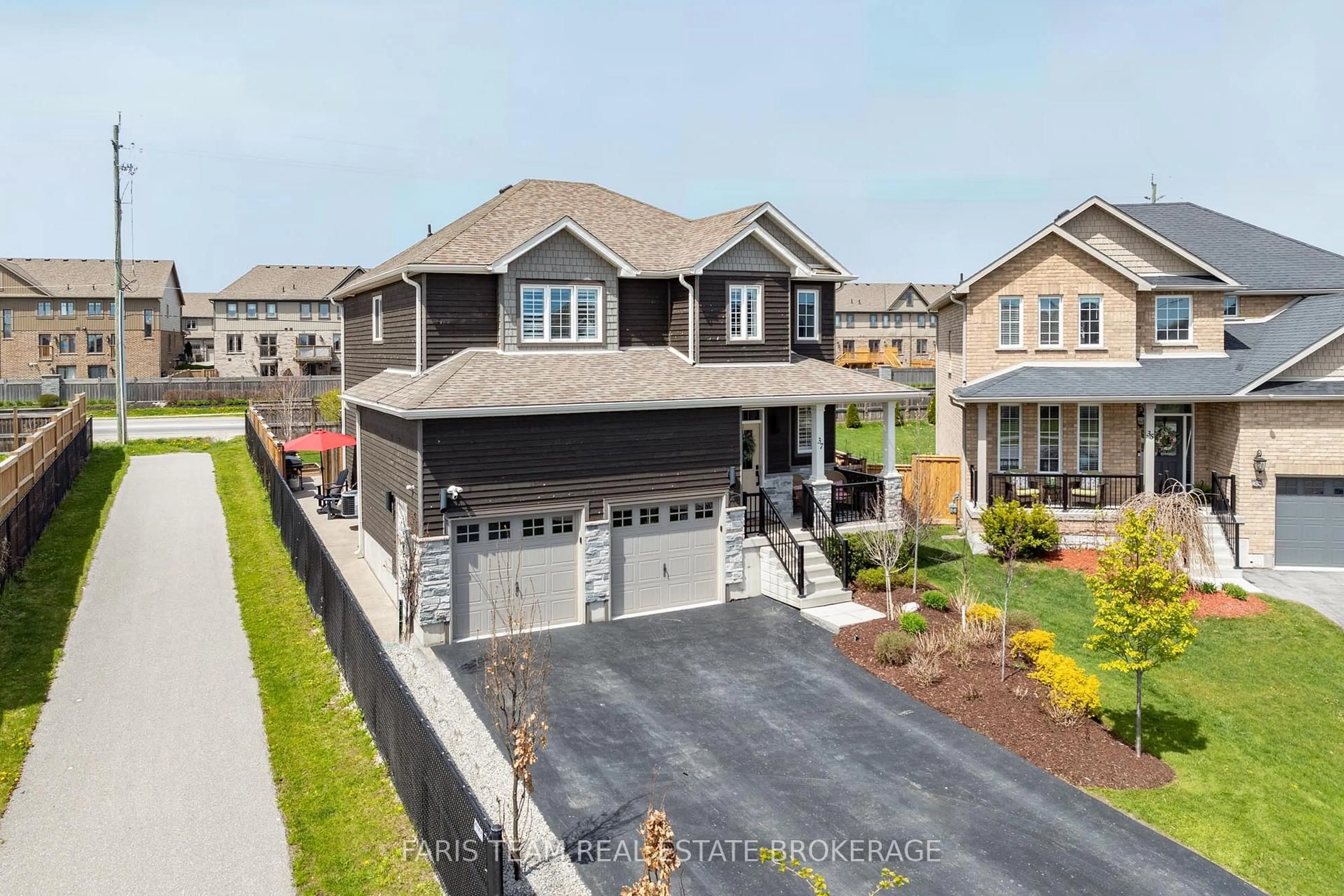 A pic from outside/outdoor area/front of a property/back of a property/a pic from drone, street for 37 Lockerbie Cres, Collingwood Ontario L9Y 0Y9