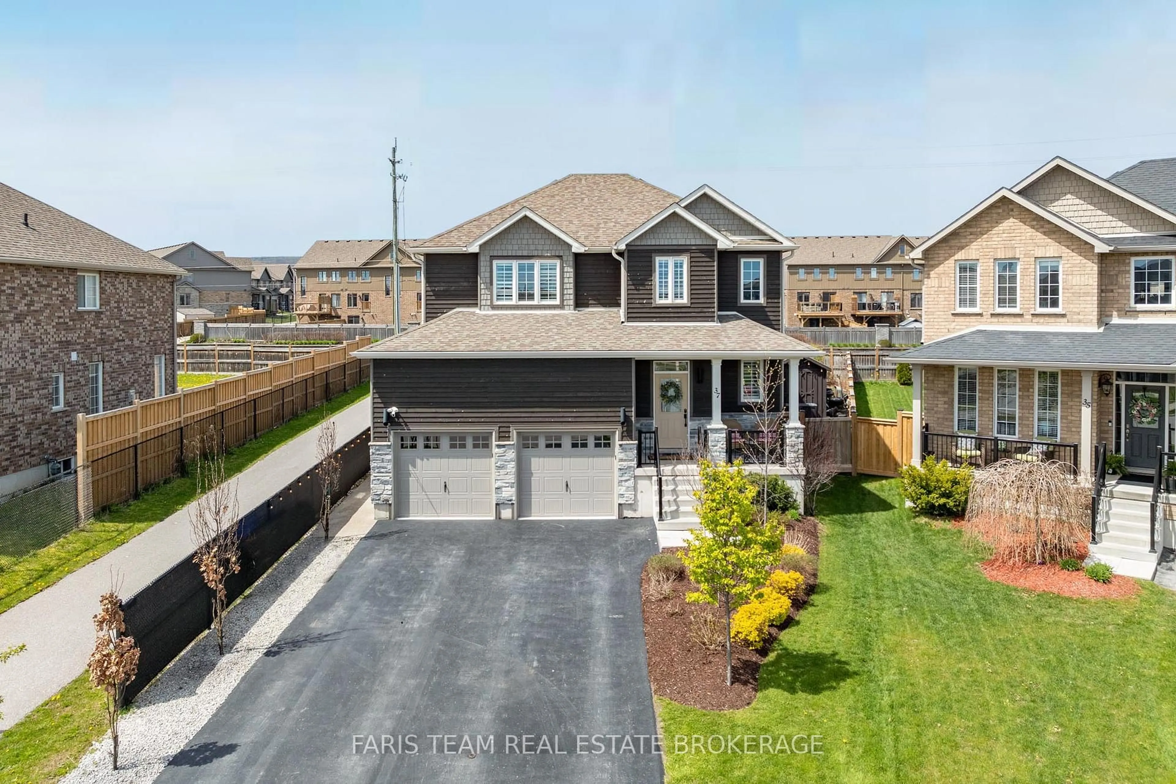 A pic from outside/outdoor area/front of a property/back of a property/a pic from drone, street for 37 Lockerbie Cres, Collingwood Ontario L9Y 0Y9