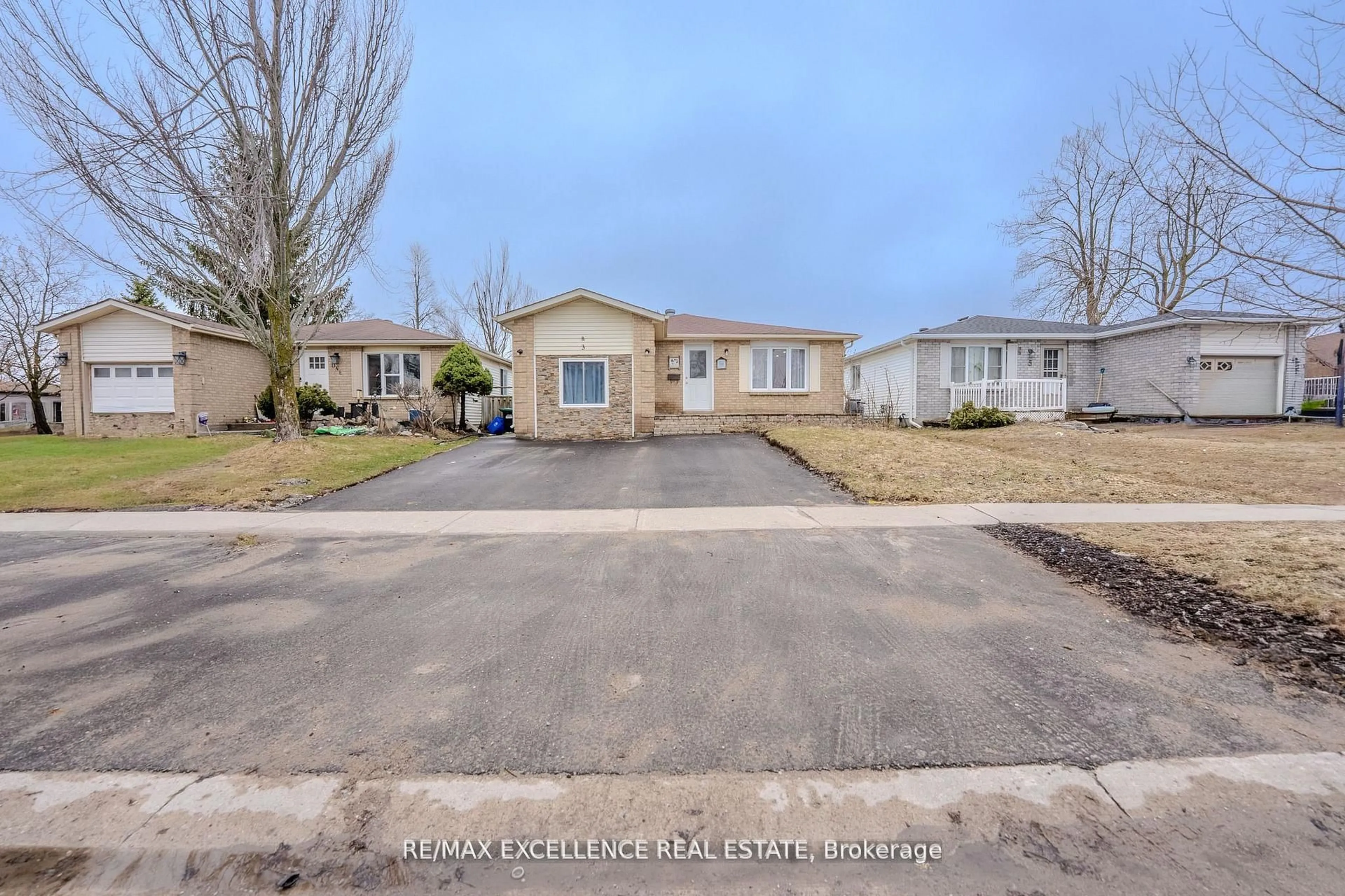 A pic from outside/outdoor area/front of a property/back of a property/a pic from drone, street for 3 Hickling Tr, Barrie Ontario L4M 5V7