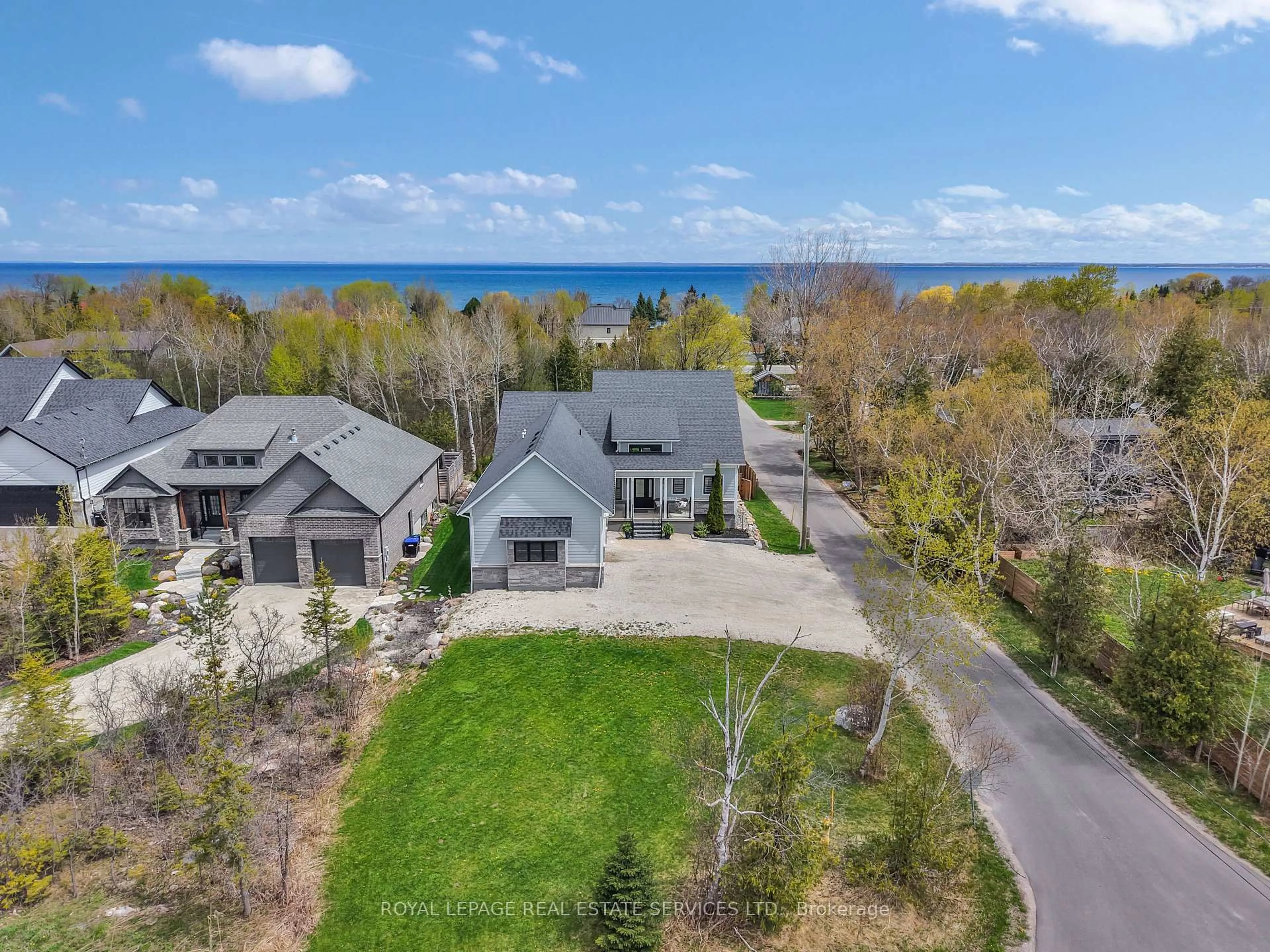A pic from outside/outdoor area/front of a property/back of a property/a pic from drone, water/lake/river/ocean view for 131 Glenlake Blvd, Collingwood Ontario L9Y 0X2