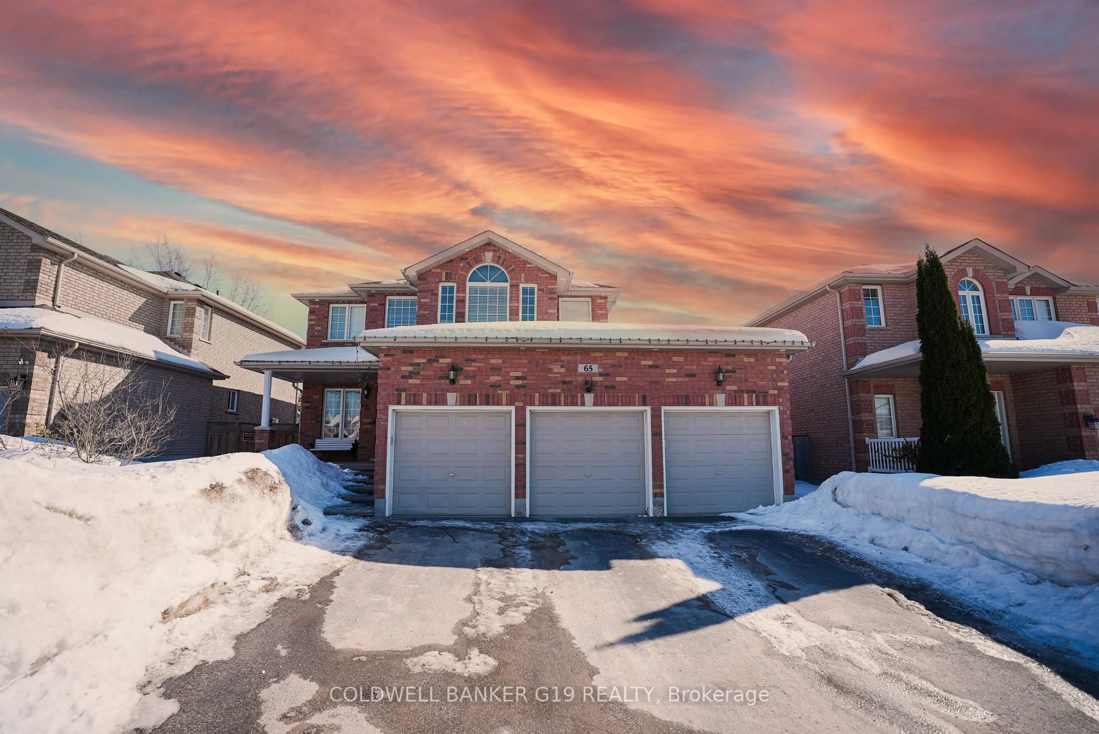 A pic from outside/outdoor area/front of a property/back of a property/a pic from drone, street for 65 Summerset Dr, Barrie Ontario L4N 0B1