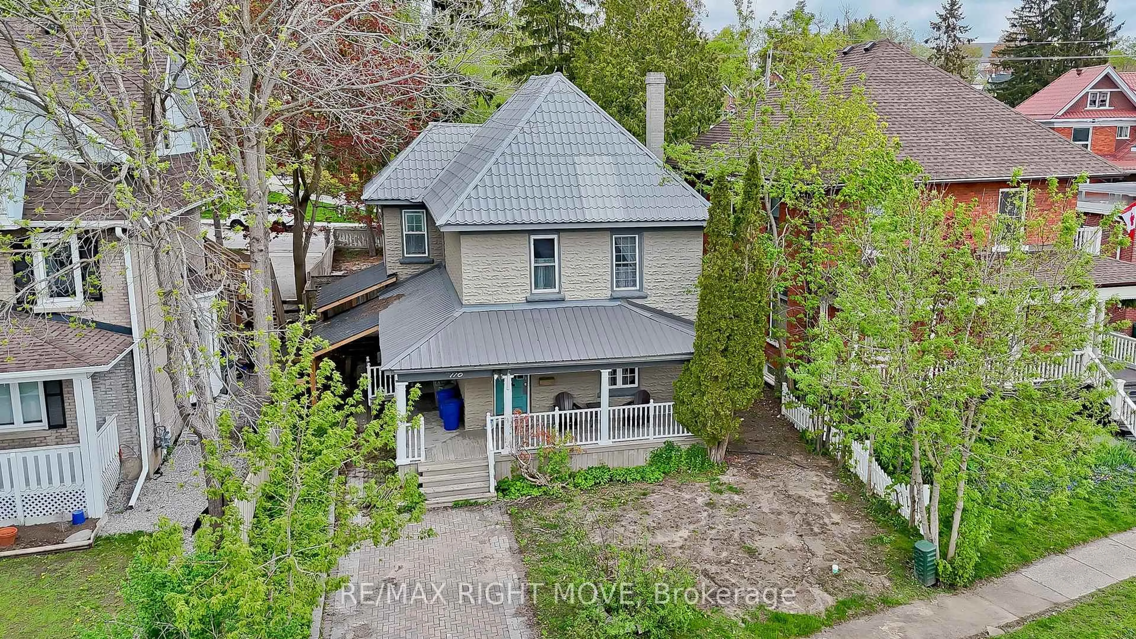 A pic from outside/outdoor area/front of a property/back of a property/a pic from drone, street for 110 Mary St, Orillia Ontario L3V 3E2