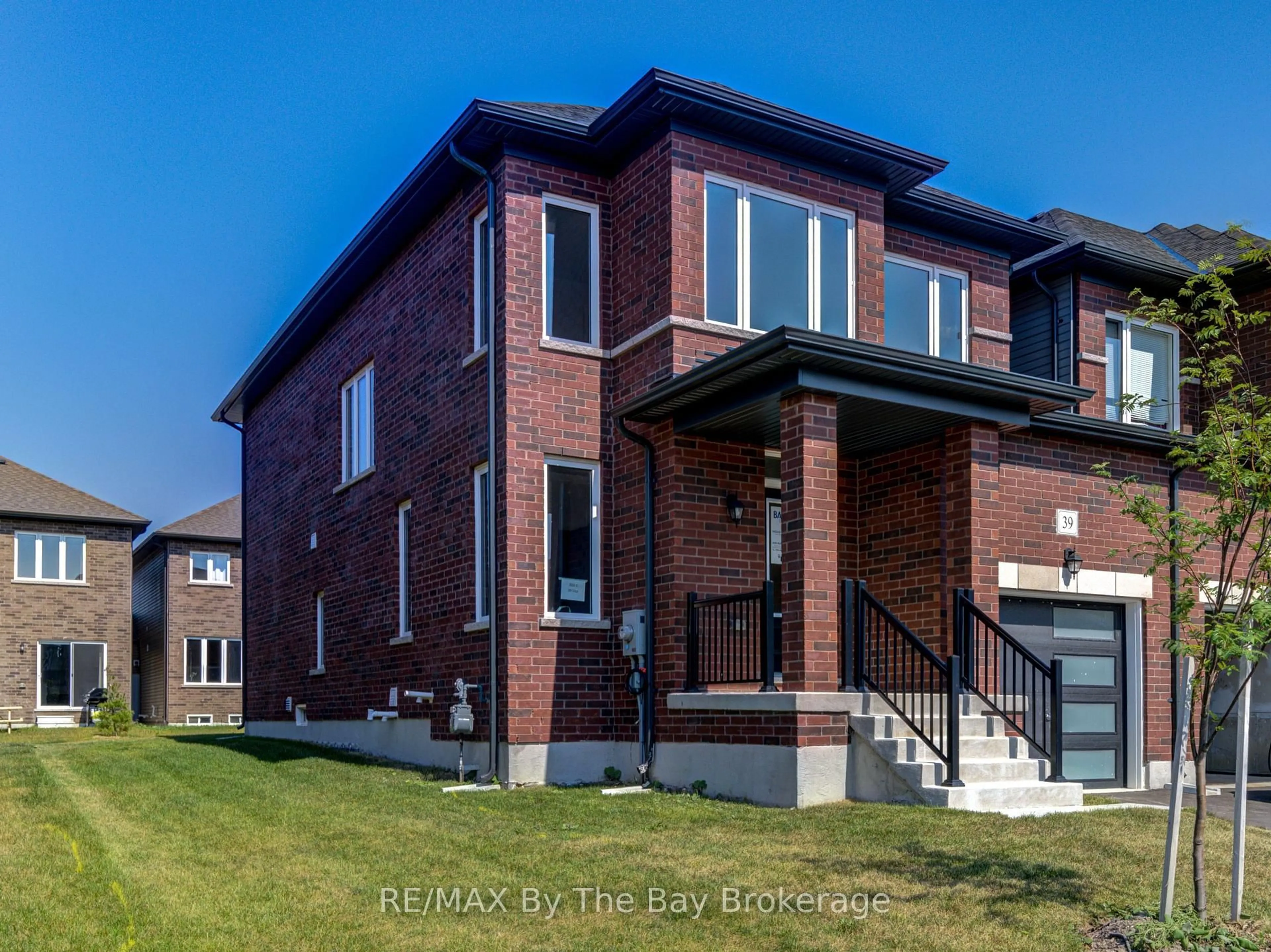 Home with brick exterior material, building for 39 Lisa St, Wasaga Beach Ontario L9Z 1J9