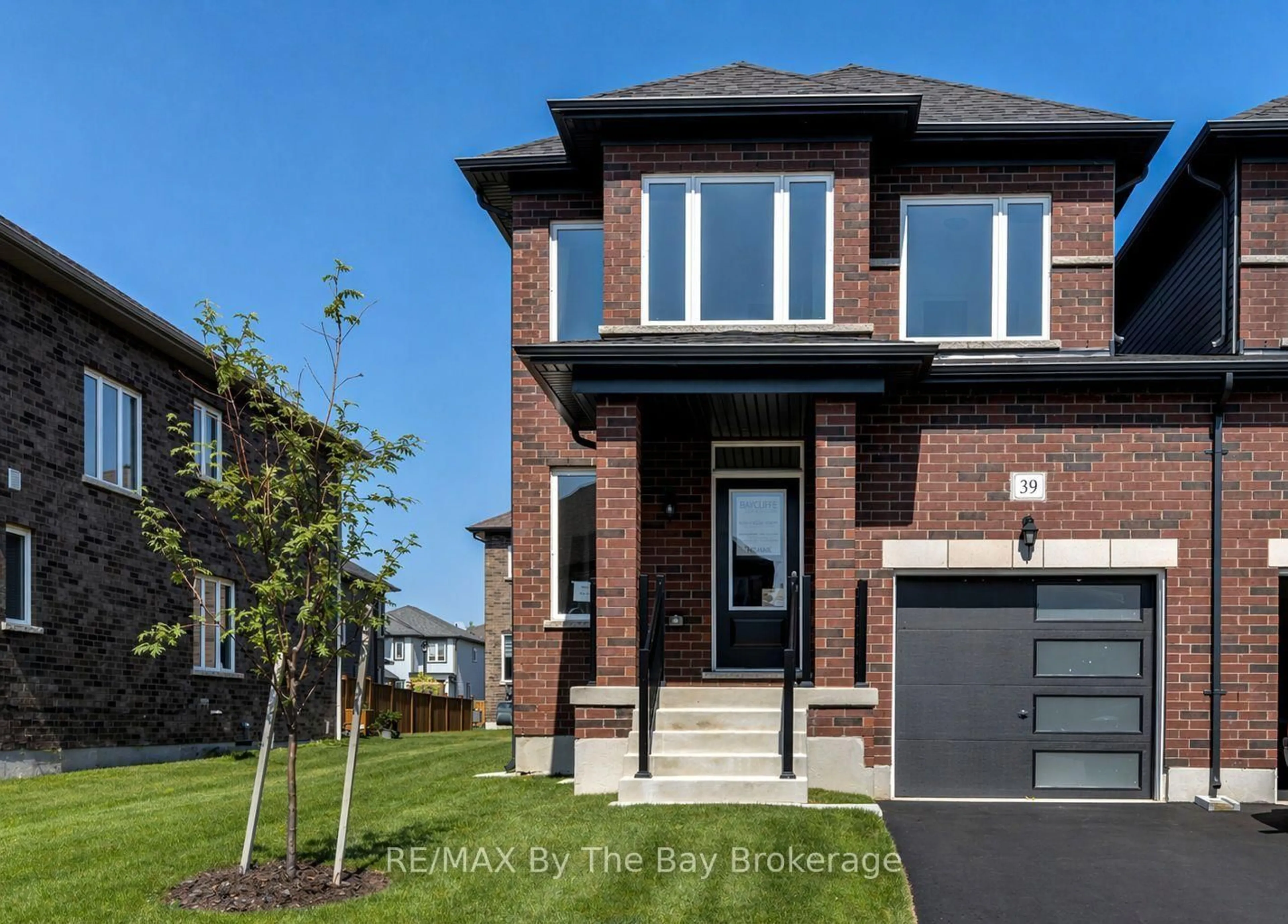 Home with brick exterior material, street for 39 Lisa St, Wasaga Beach Ontario L9Z 1J9