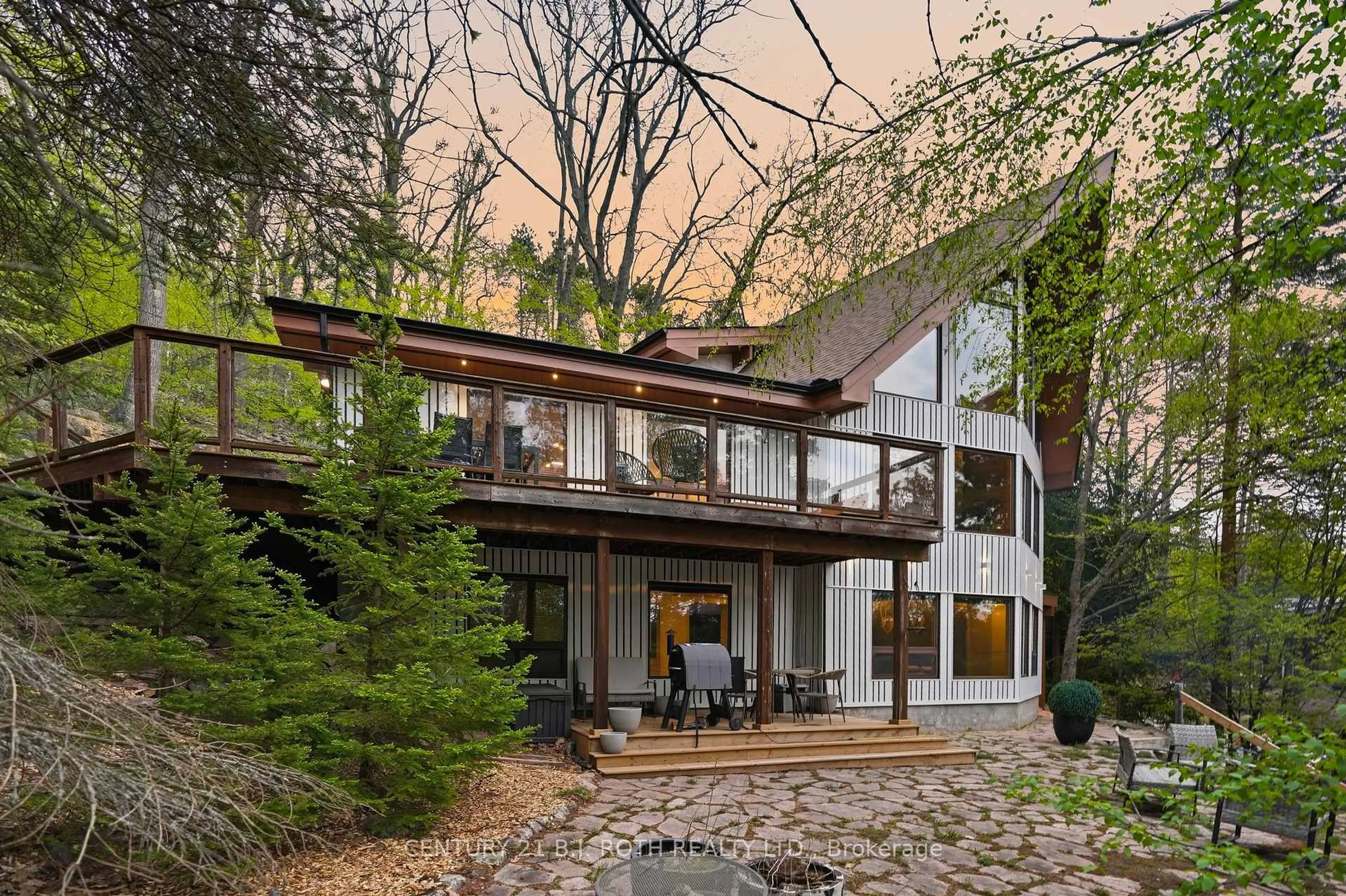 Home with brick exterior material, unknown for 10 Pine Hill, Oro-Medonte Ontario L4M 4Y8