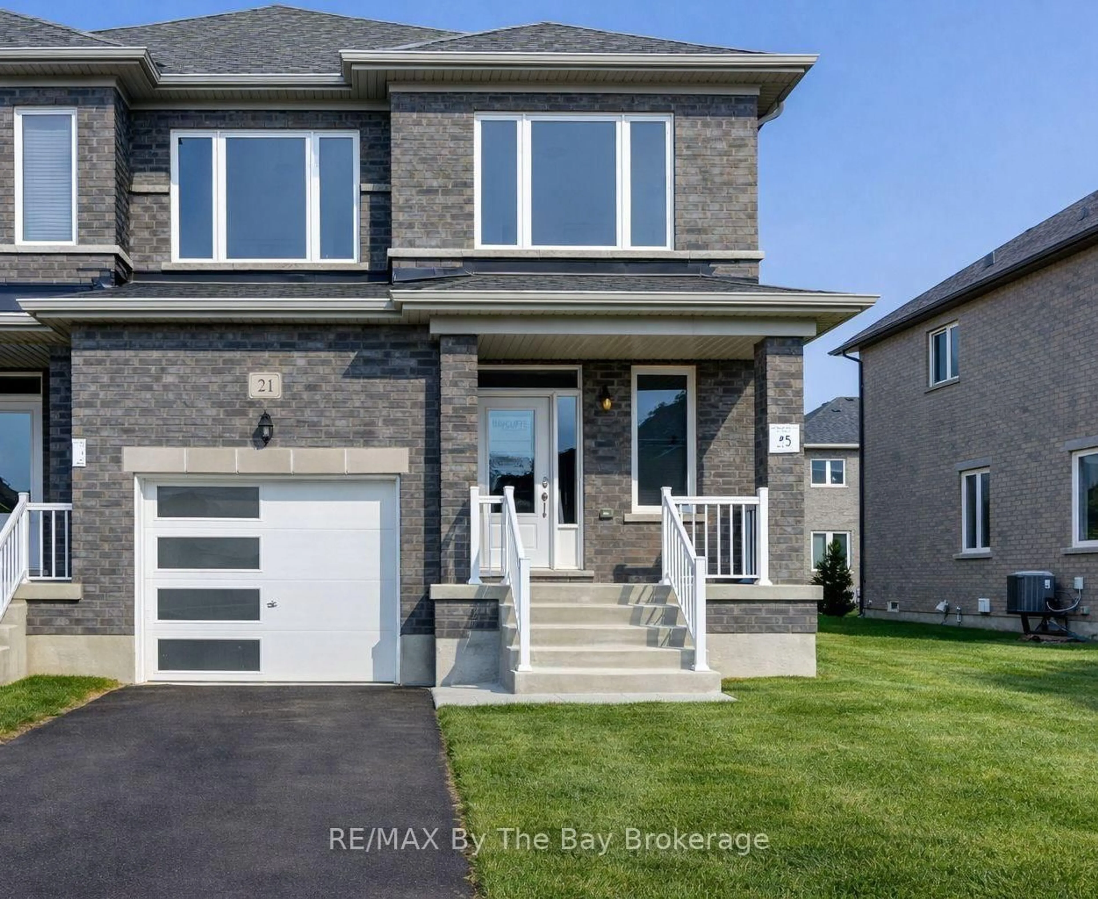 Home with vinyl exterior material, street for 21 Lisa St, Wasaga Beach Ontario L9Z 1J9