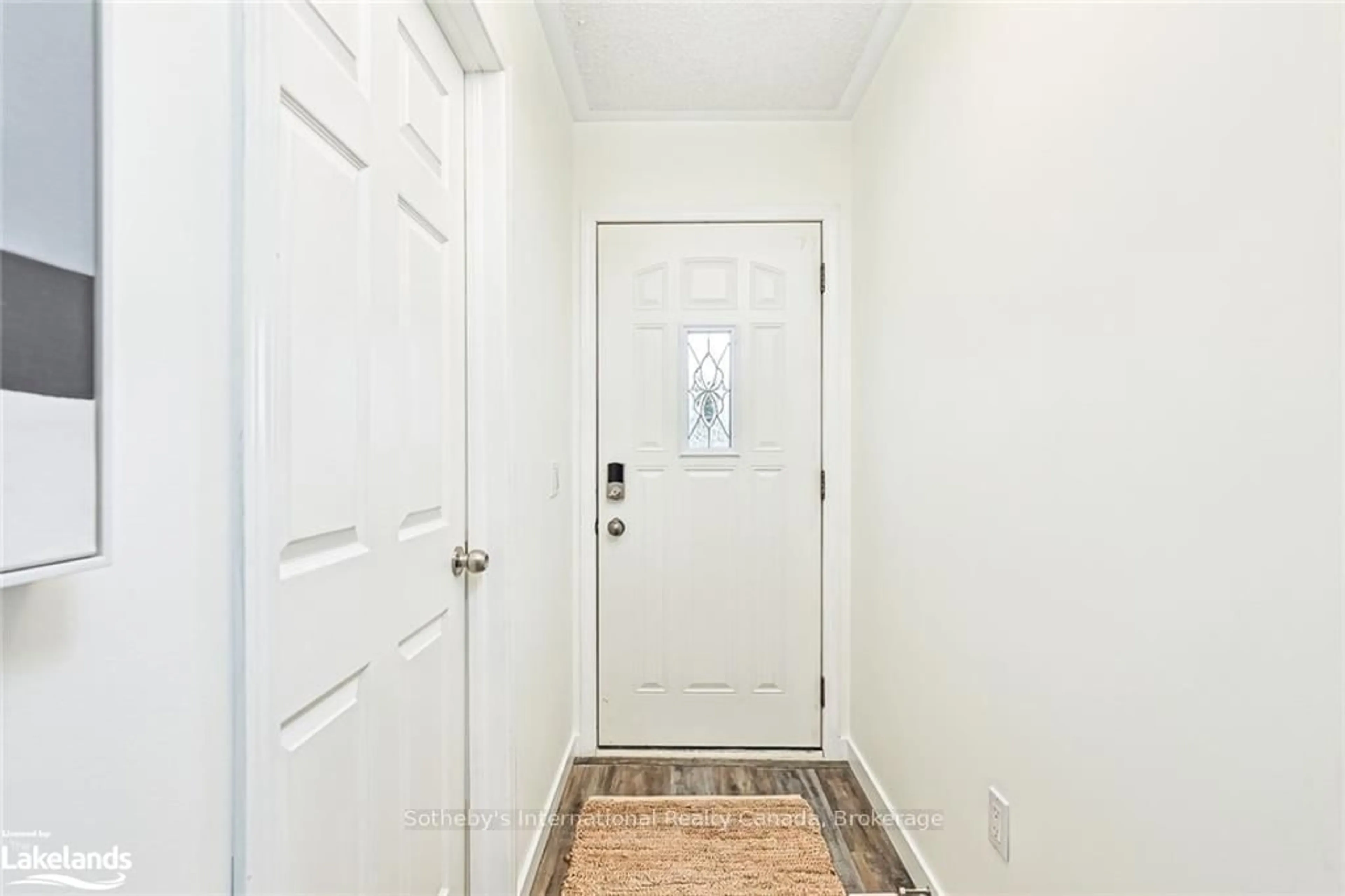 Indoor entryway for 11 Stalker St, Collingwood Ontario L9Y 3Z1