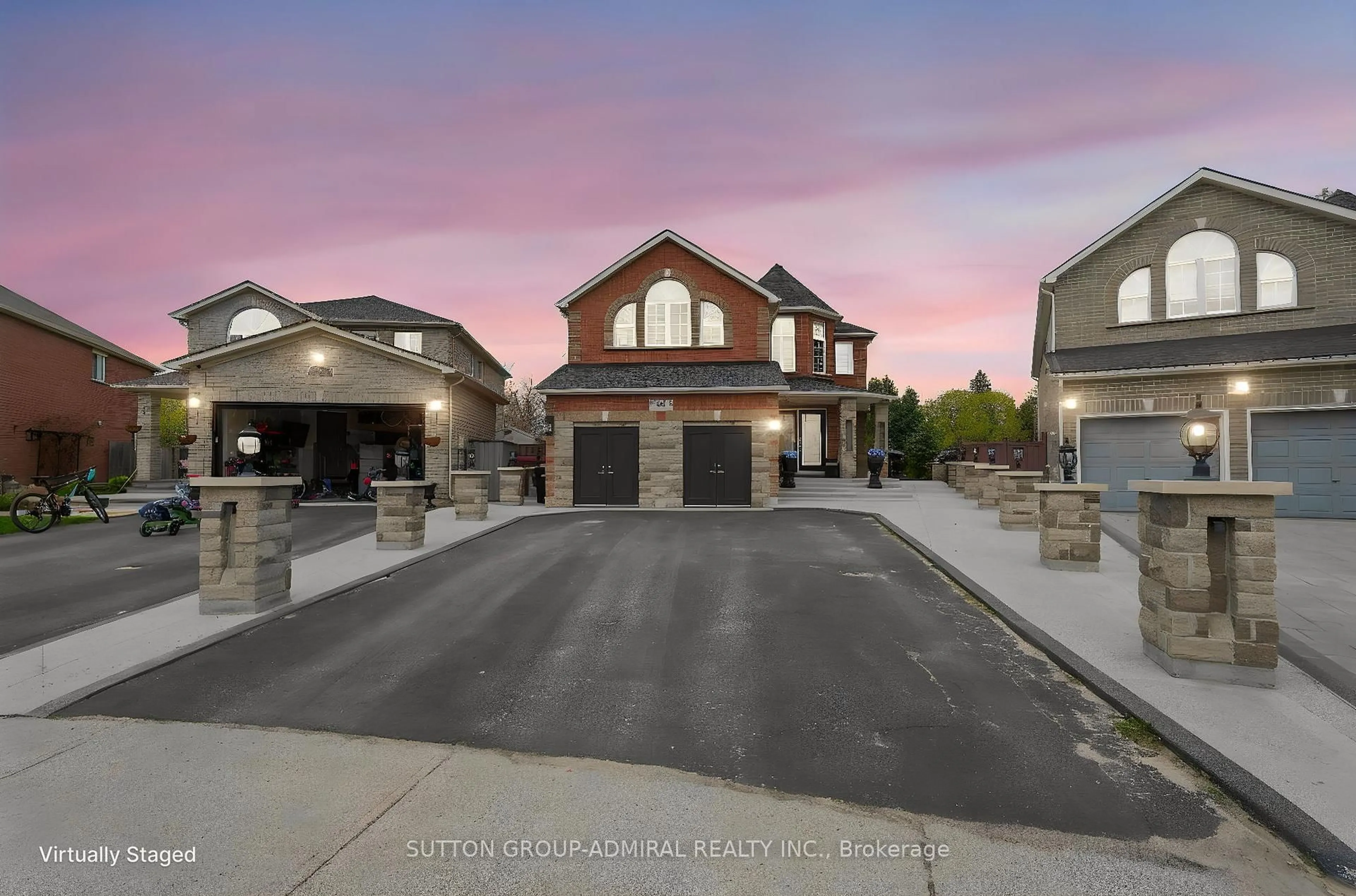 A pic from outside/outdoor area/front of a property/back of a property/a pic from drone, street for 46 Balmoral Pl, Barrie Ontario L4N 0Y9