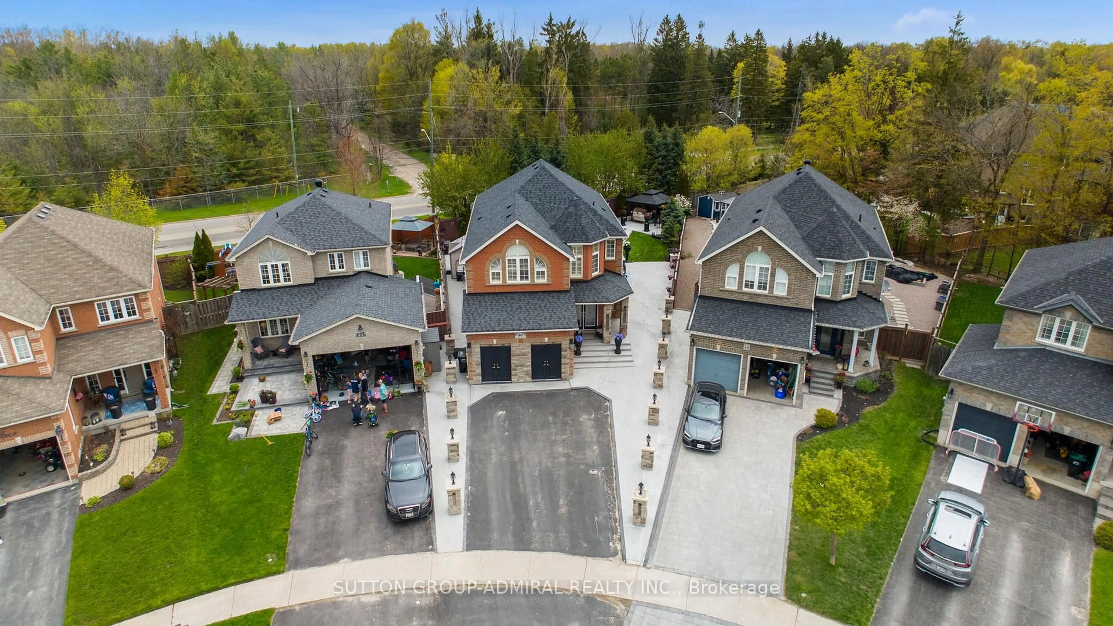 A pic from outside/outdoor area/front of a property/back of a property/a pic from drone, street for 46 Balmoral Pl, Barrie Ontario L4N 0Y9