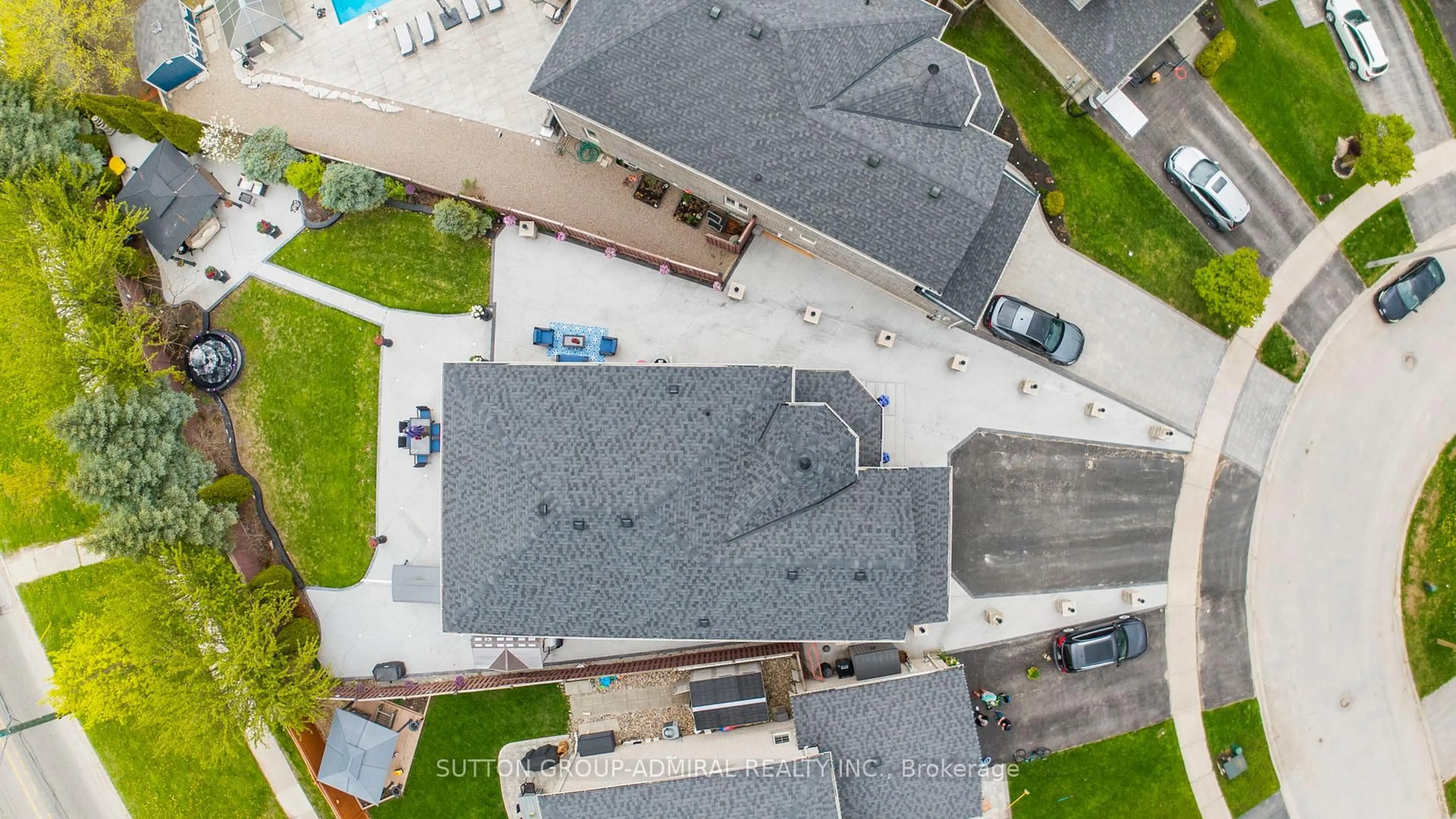 A pic from outside/outdoor area/front of a property/back of a property/a pic from drone, street for 46 Balmoral Pl, Barrie Ontario L4N 0Y9