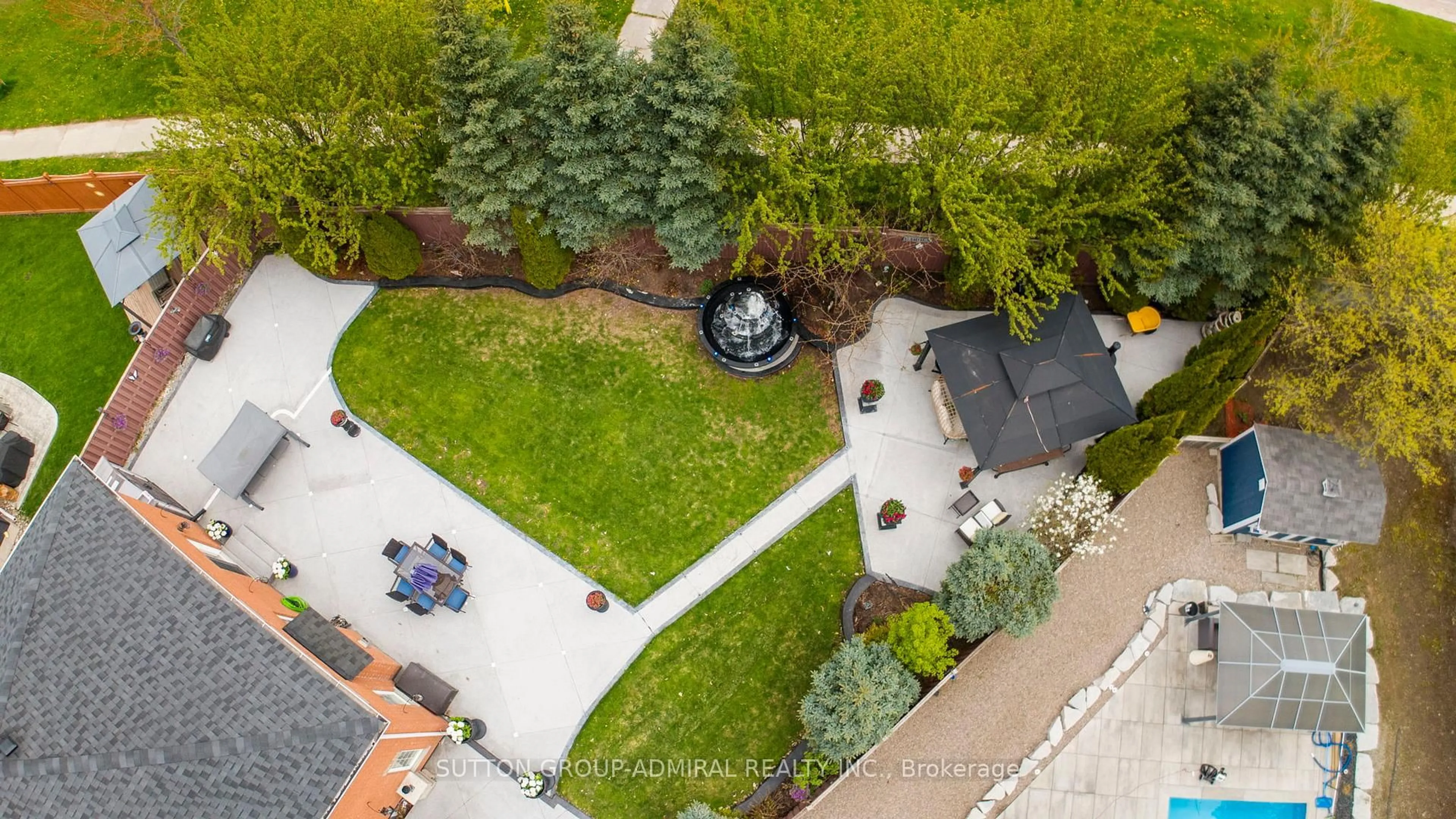 A pic from outside/outdoor area/front of a property/back of a property/a pic from drone, street for 46 Balmoral Pl, Barrie Ontario L4N 0Y9
