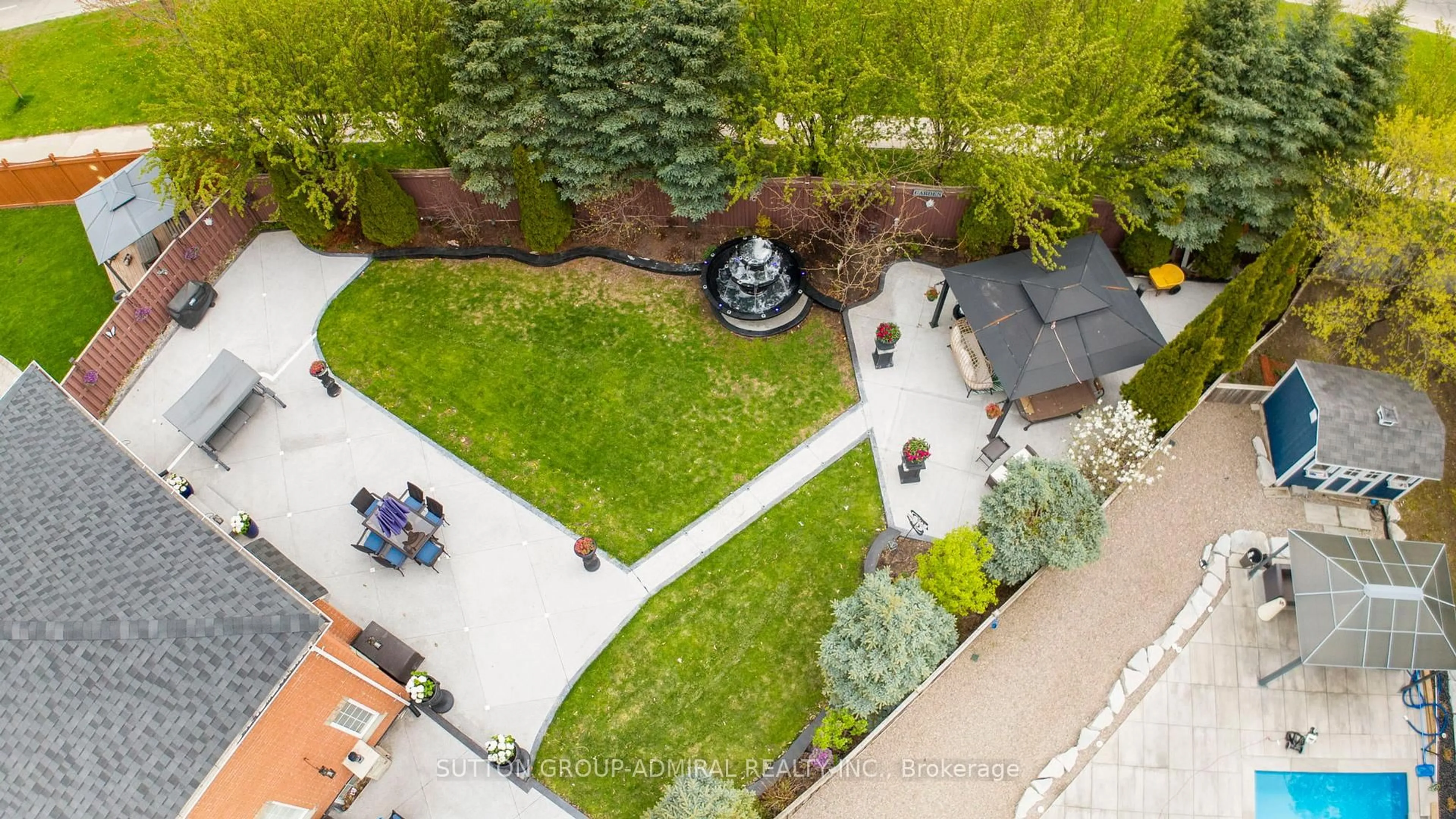 A pic from outside/outdoor area/front of a property/back of a property/a pic from drone, street for 46 Balmoral Pl, Barrie Ontario L4N 0Y9
