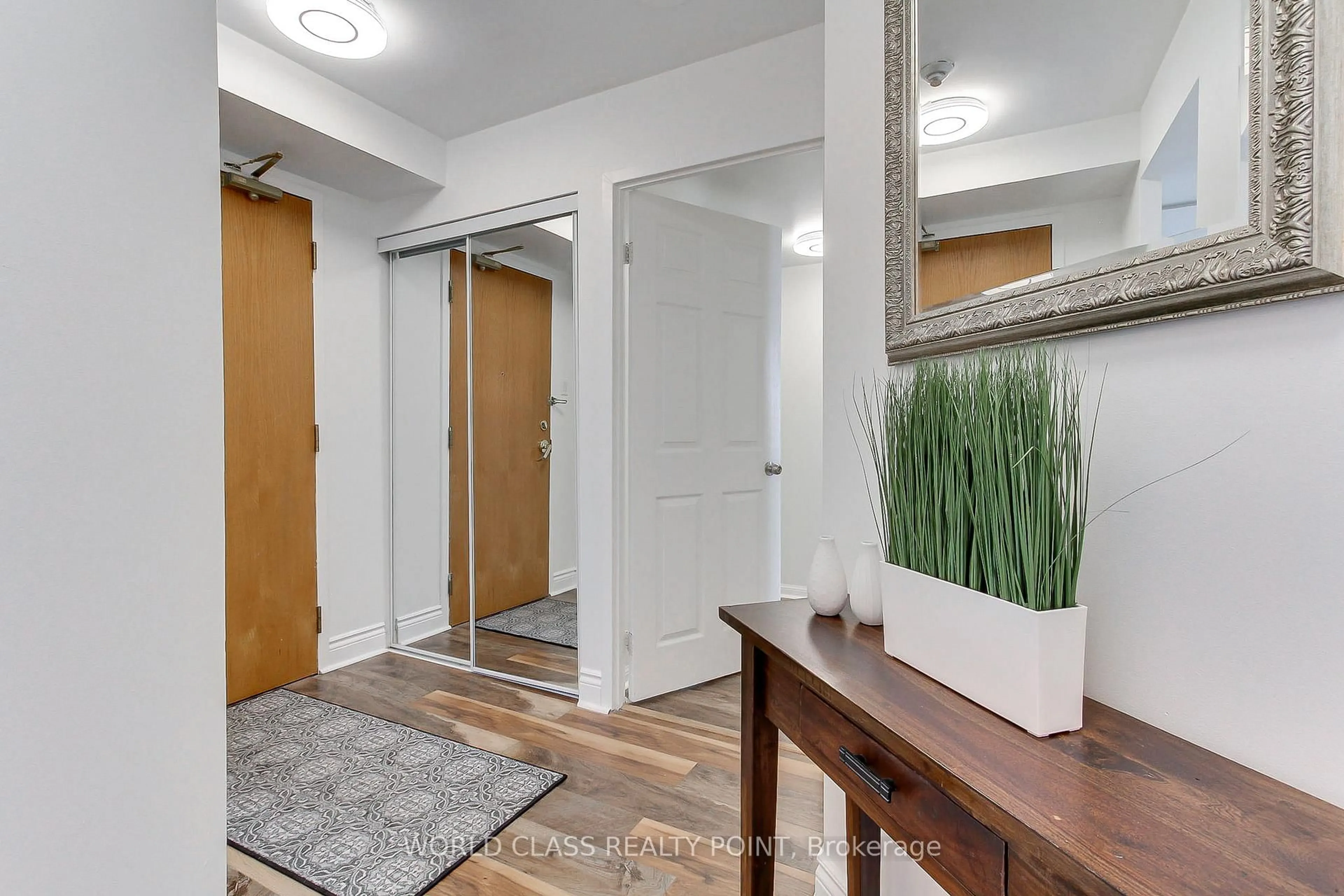 Indoor entryway for 75 Ellen St #207, Barrie Ontario L4N 7R6