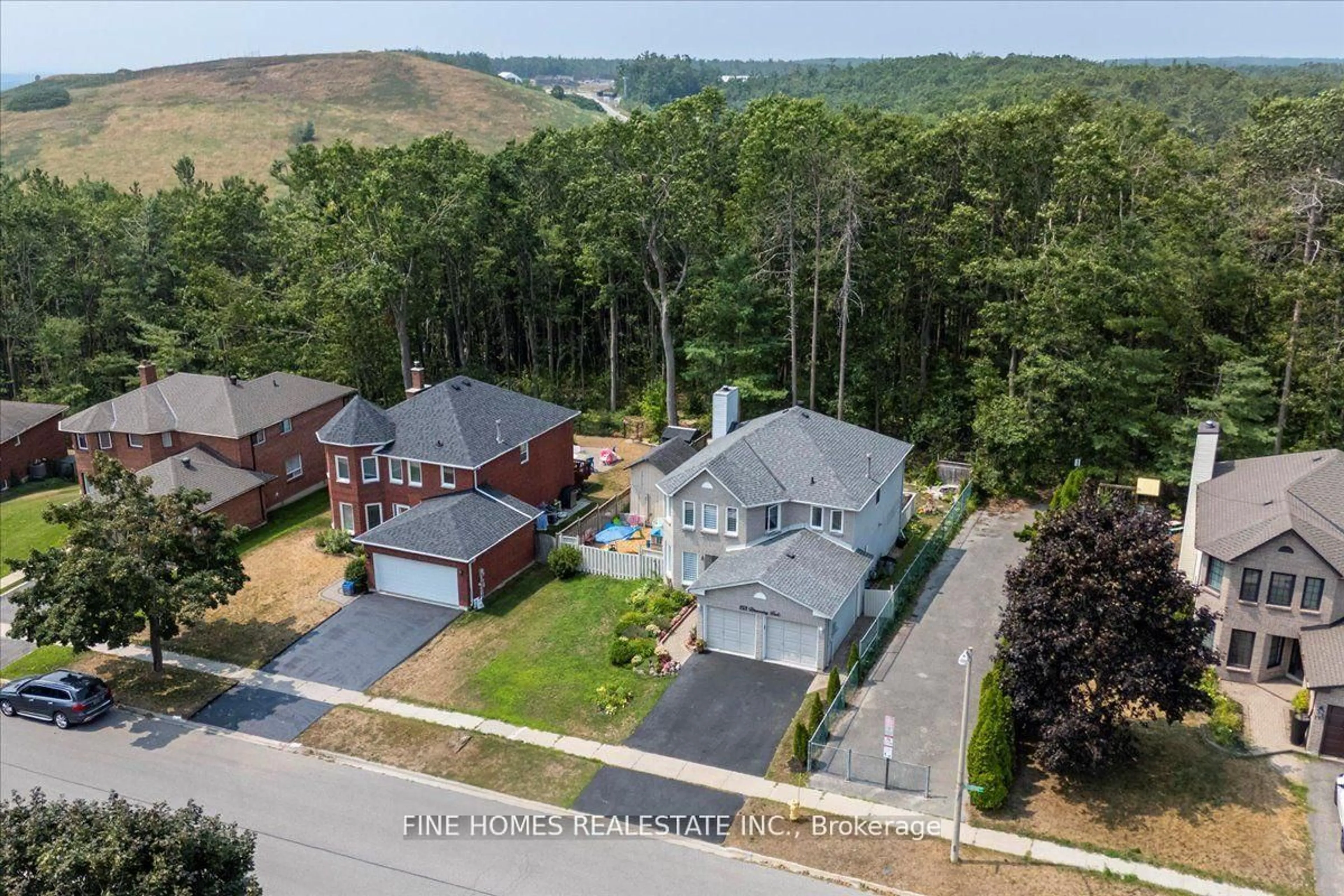 A pic from outside/outdoor area/front of a property/back of a property/a pic from drone, street for 153 Browning Tr, Barrie Ontario L4N 6R2