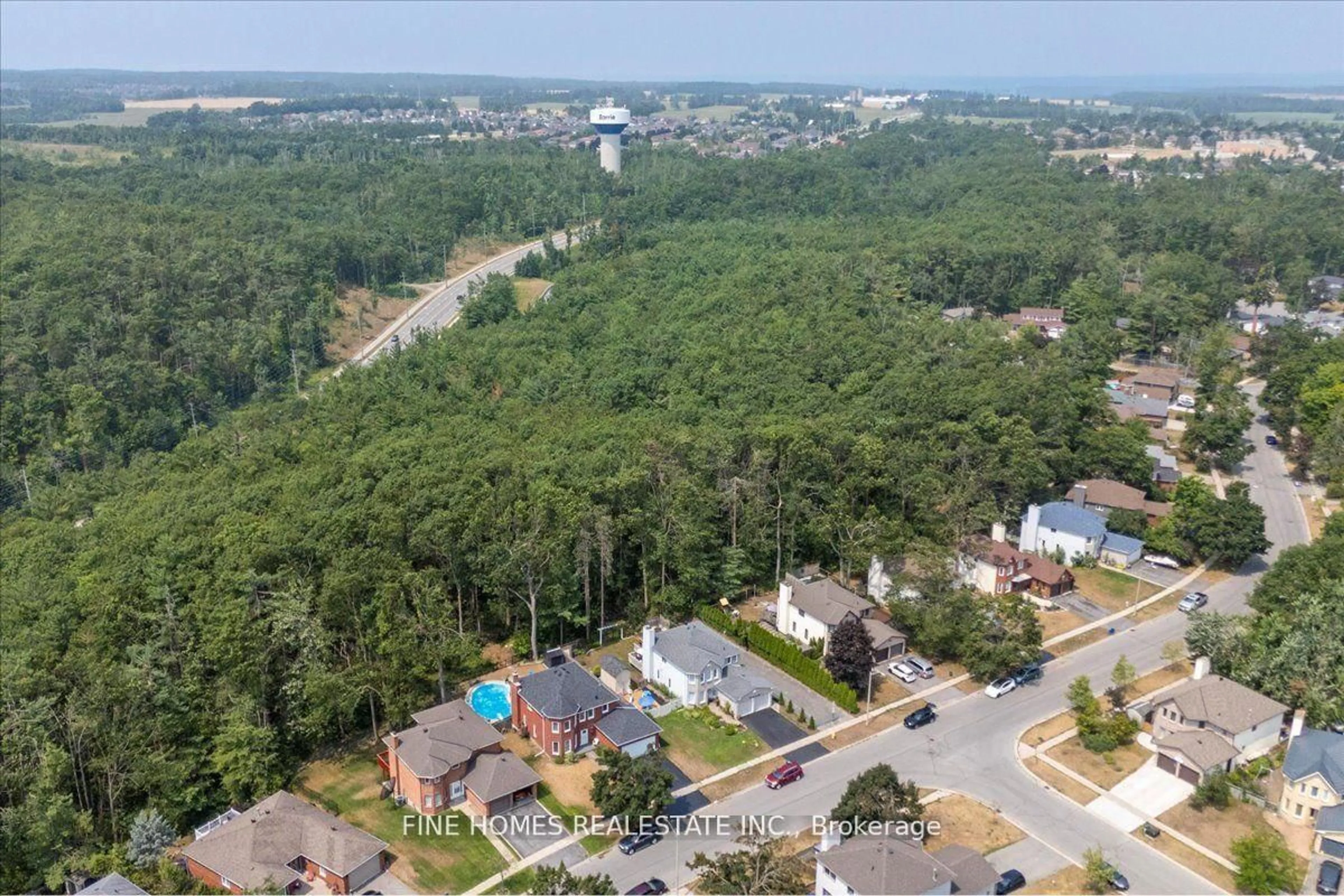 A pic from outside/outdoor area/front of a property/back of a property/a pic from drone, unknown for 153 Browning Tr, Barrie Ontario L4N 6R2