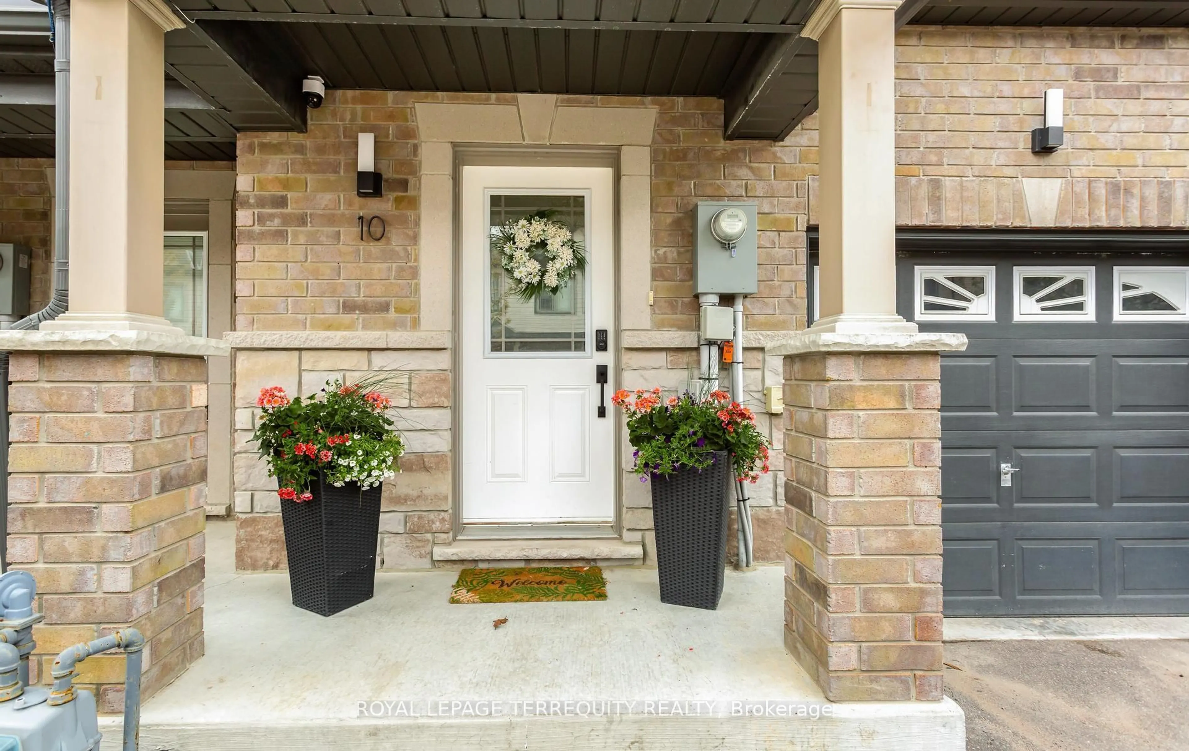 Indoor entryway for 10 Deneb St, Barrie Ontario L4M 0K6