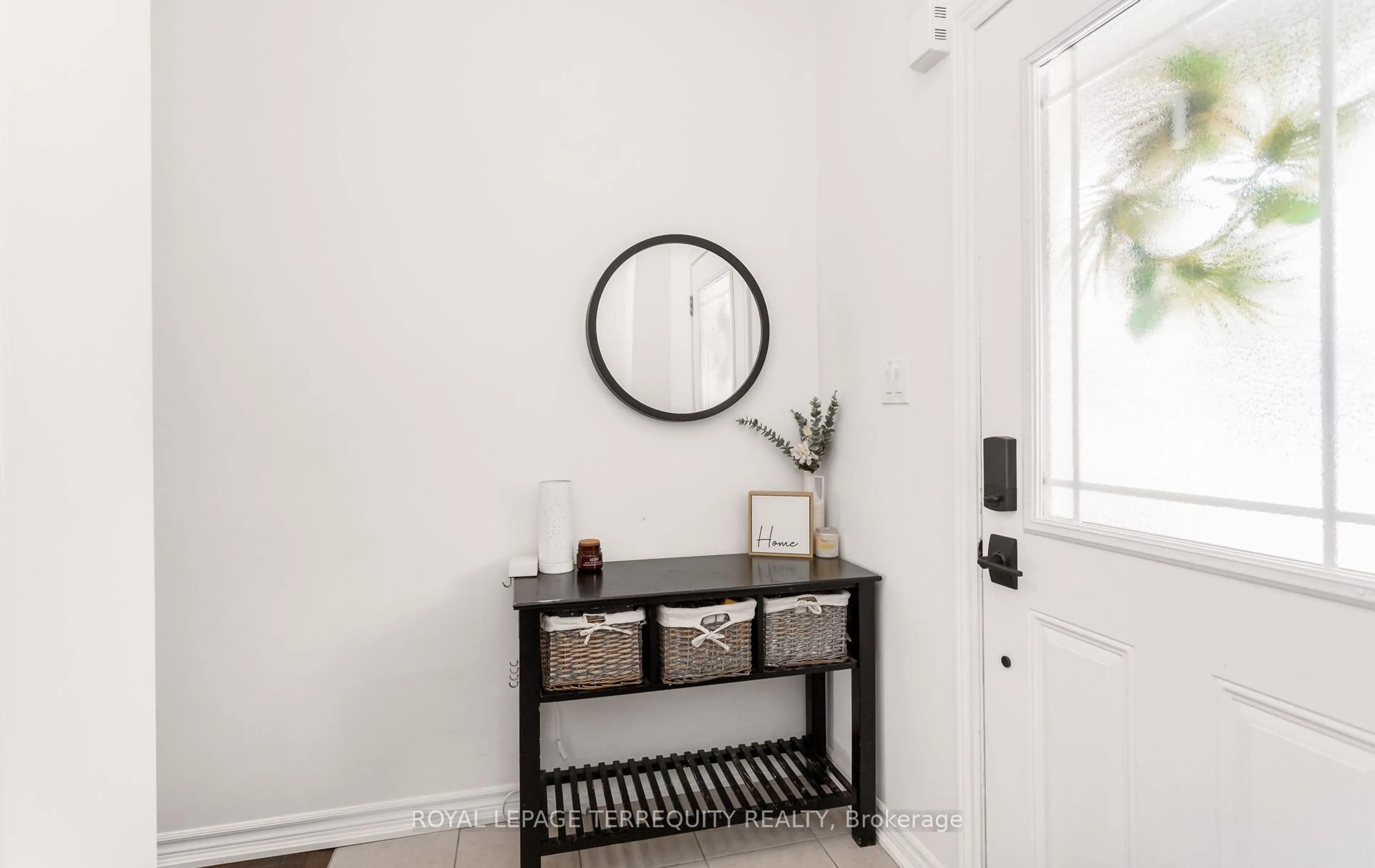 Indoor entryway for 10 Deneb St, Barrie Ontario L4M 0K6
