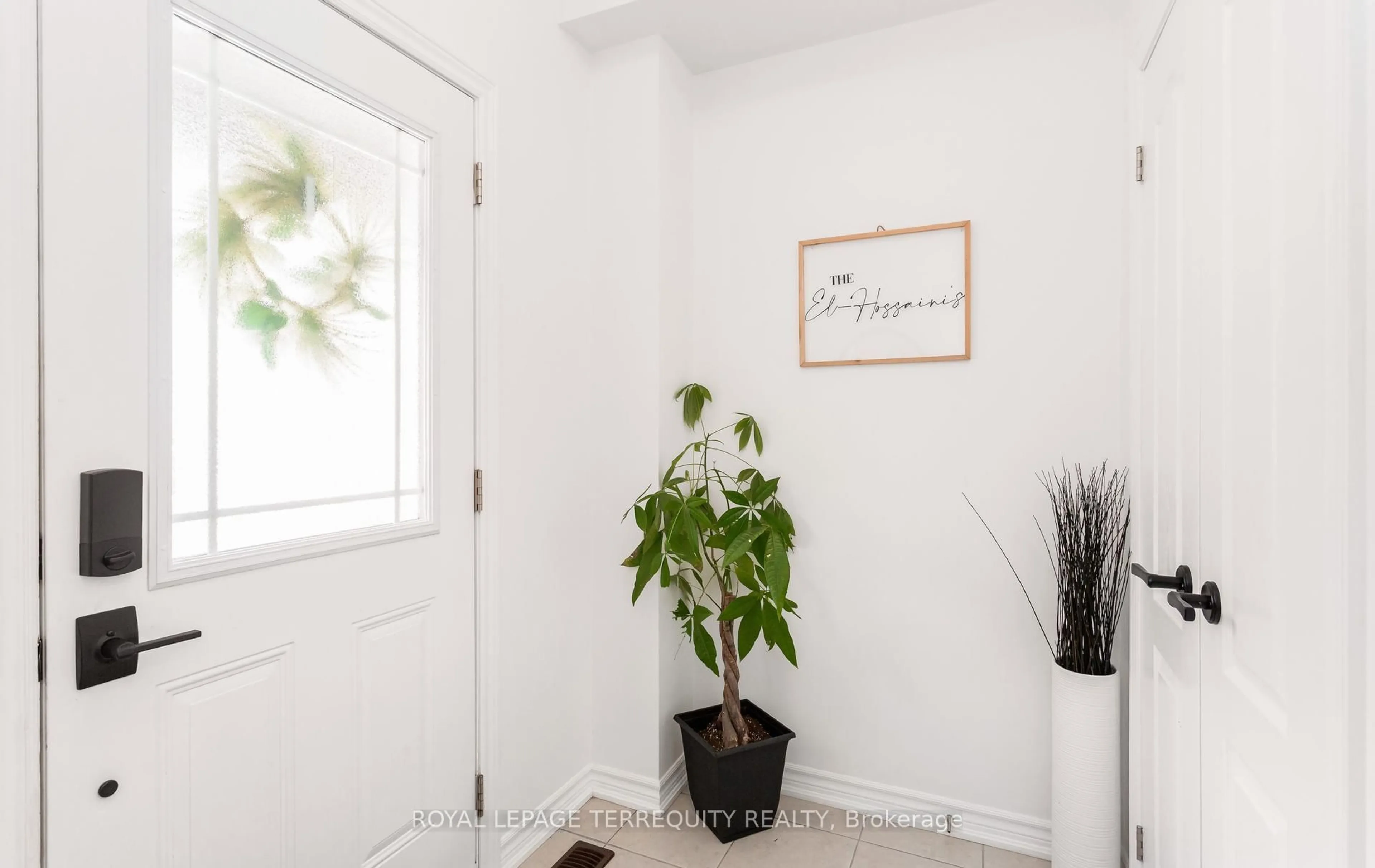 Indoor entryway for 10 Deneb St, Barrie Ontario L4M 0K6
