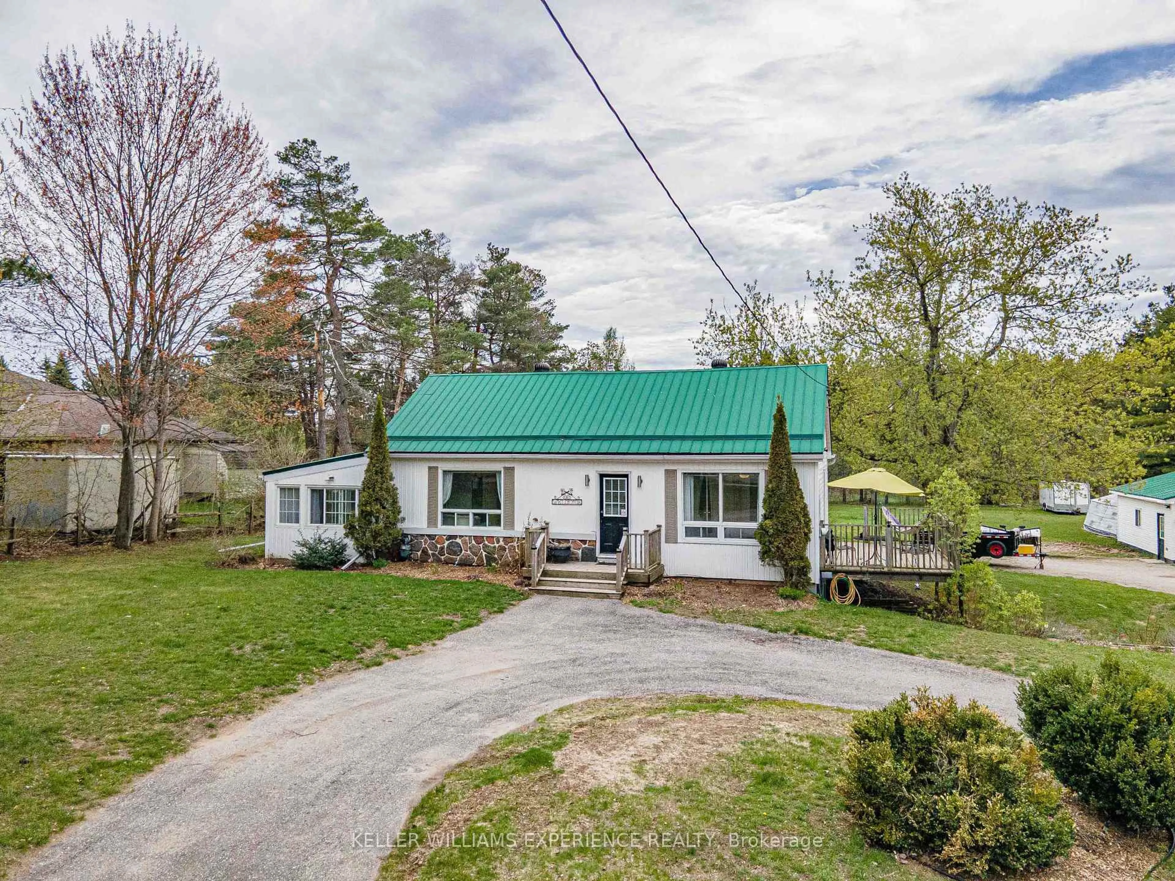 A pic from outside/outdoor area/front of a property/back of a property/a pic from drone, street for 3514 PENETANGUISHENE Rd, Oro-Medonte Ontario L4M 4Y8