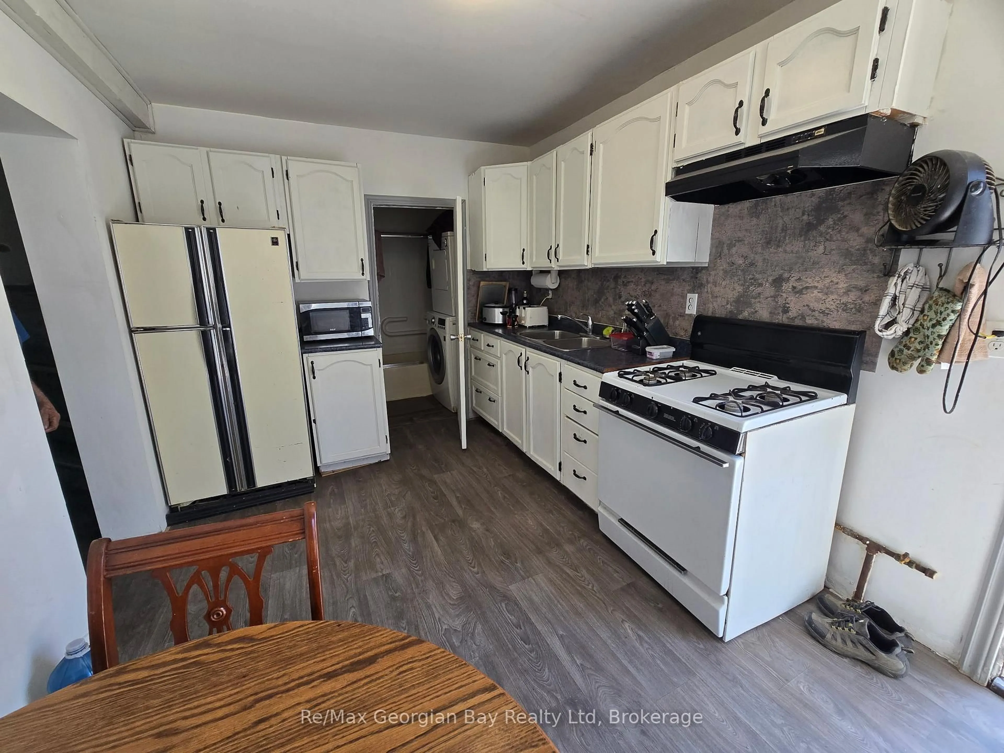 Standard kitchen, unknown for 111 ANDREW St, Orillia Ontario L3V 5J3