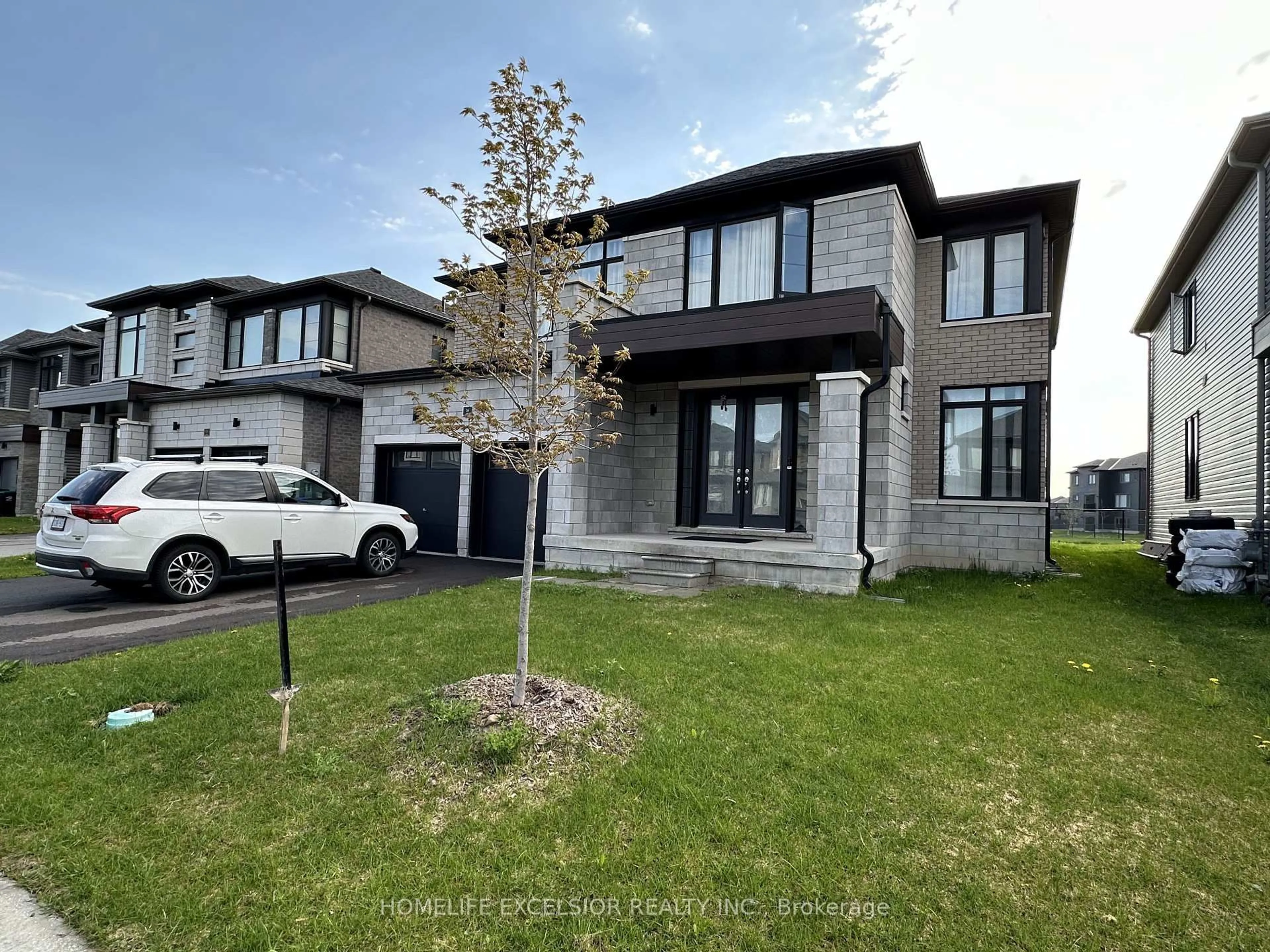 A pic from outside/outdoor area/front of a property/back of a property/a pic from drone, street for 16 Rosanne Circ, Wasaga Beach Ontario L9Z 0L4