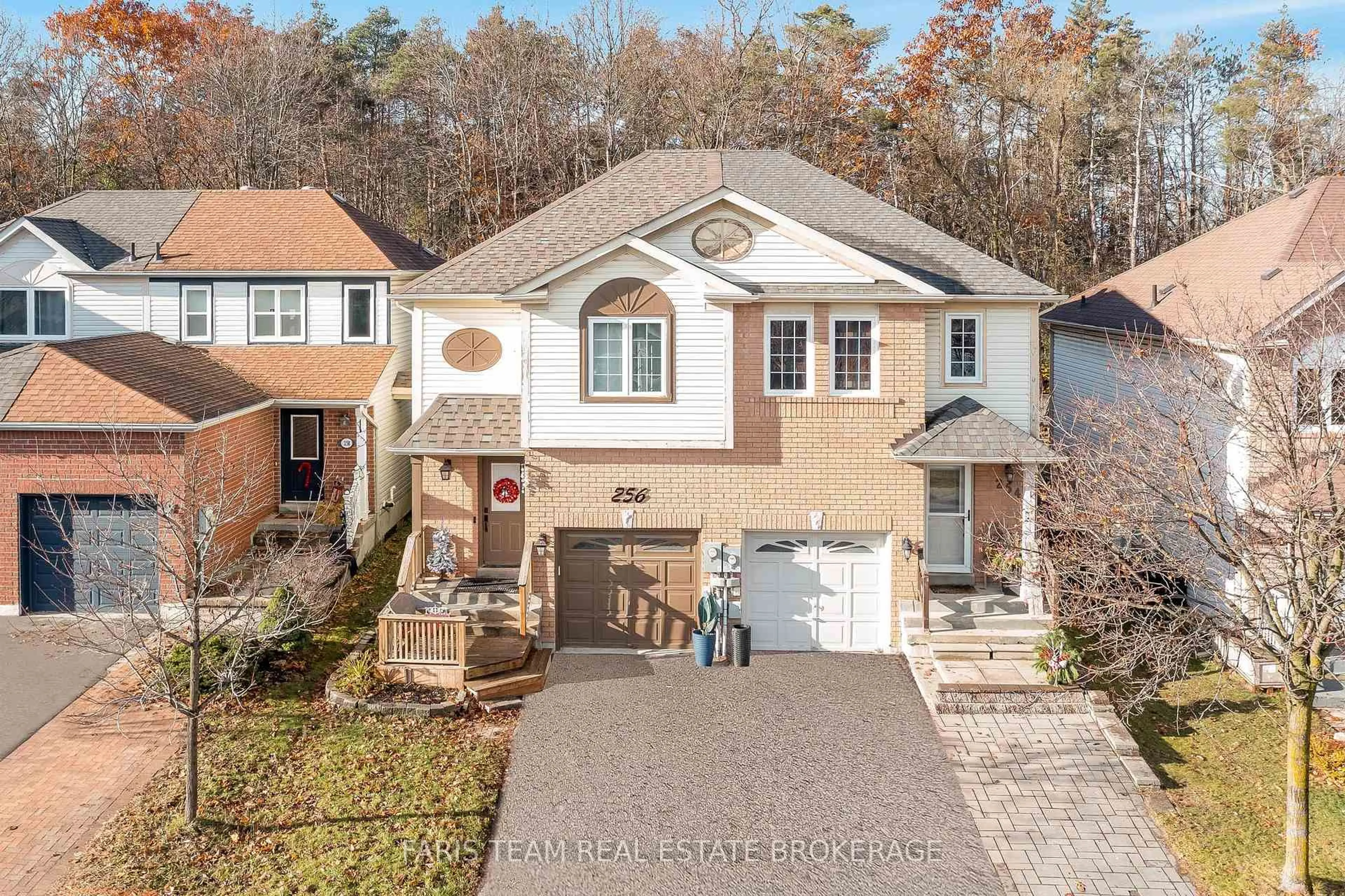 A pic from outside/outdoor area/front of a property/back of a property/a pic from drone, street for 256 Ferndale Dr, Barrie Ontario L4N 8J9