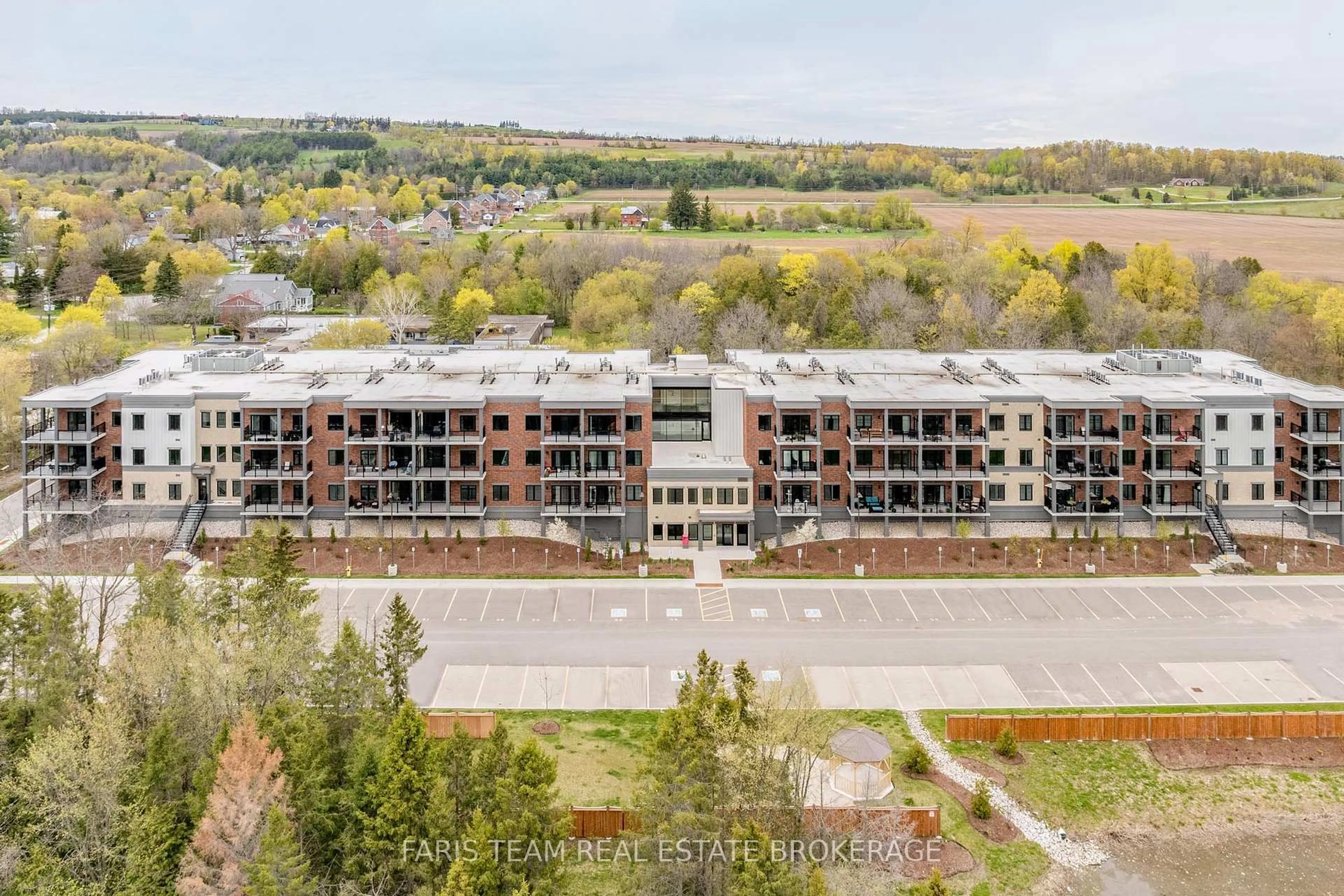 A pic from outside/outdoor area/front of a property/back of a property/a pic from drone, building for 121 Mary St #224, Clearview Ontario L0M 1G0