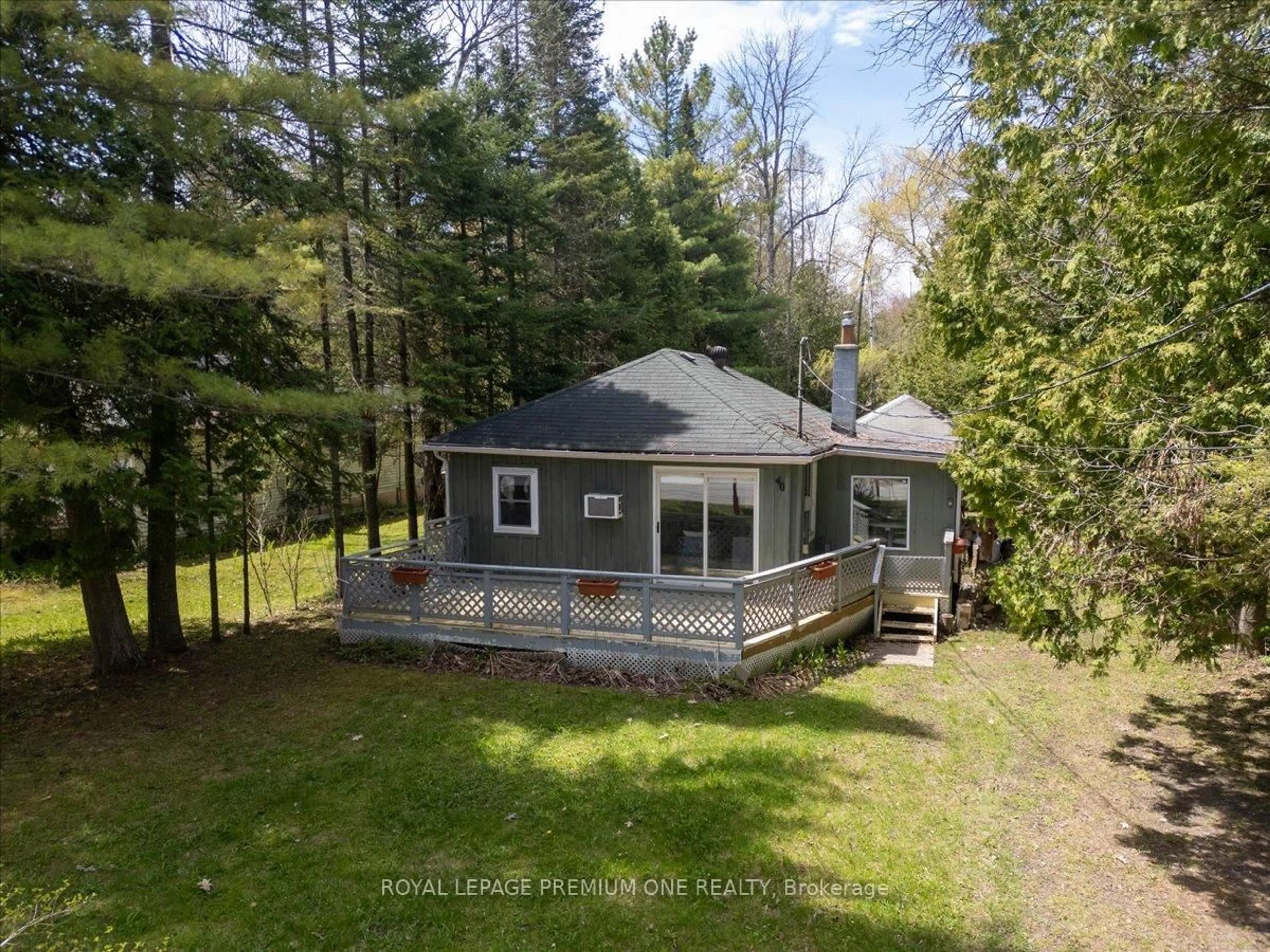A pic from outside/outdoor area/front of a property/back of a property/a pic from drone, unknown for 40 45th St, Wasaga Beach Ontario L9Z 1Z3