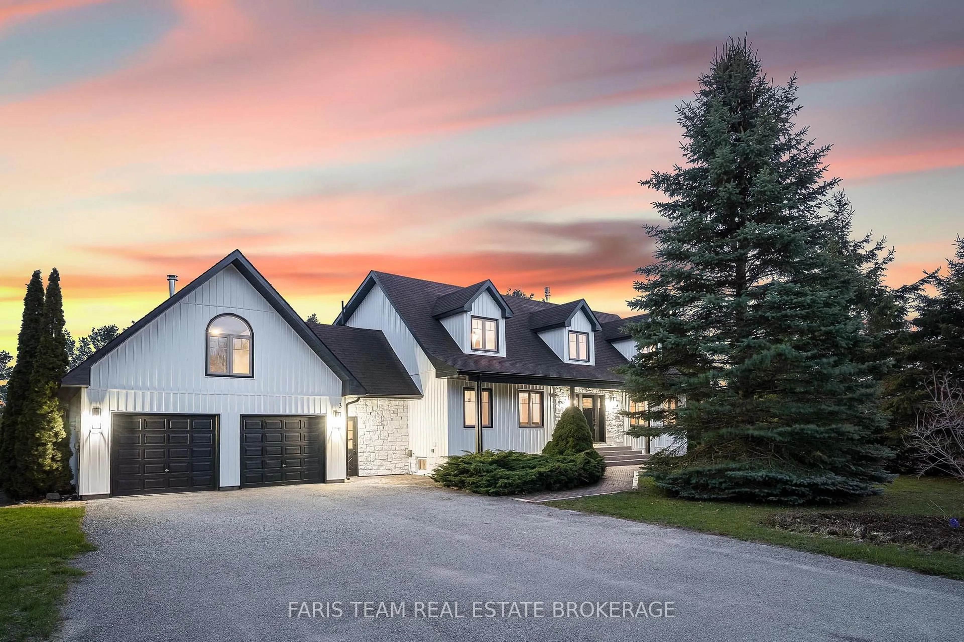 A pic from outside/outdoor area/front of a property/back of a property/a pic from drone, street for 3 Matthew Crt, Wasaga Beach Ontario L9Z 1J5