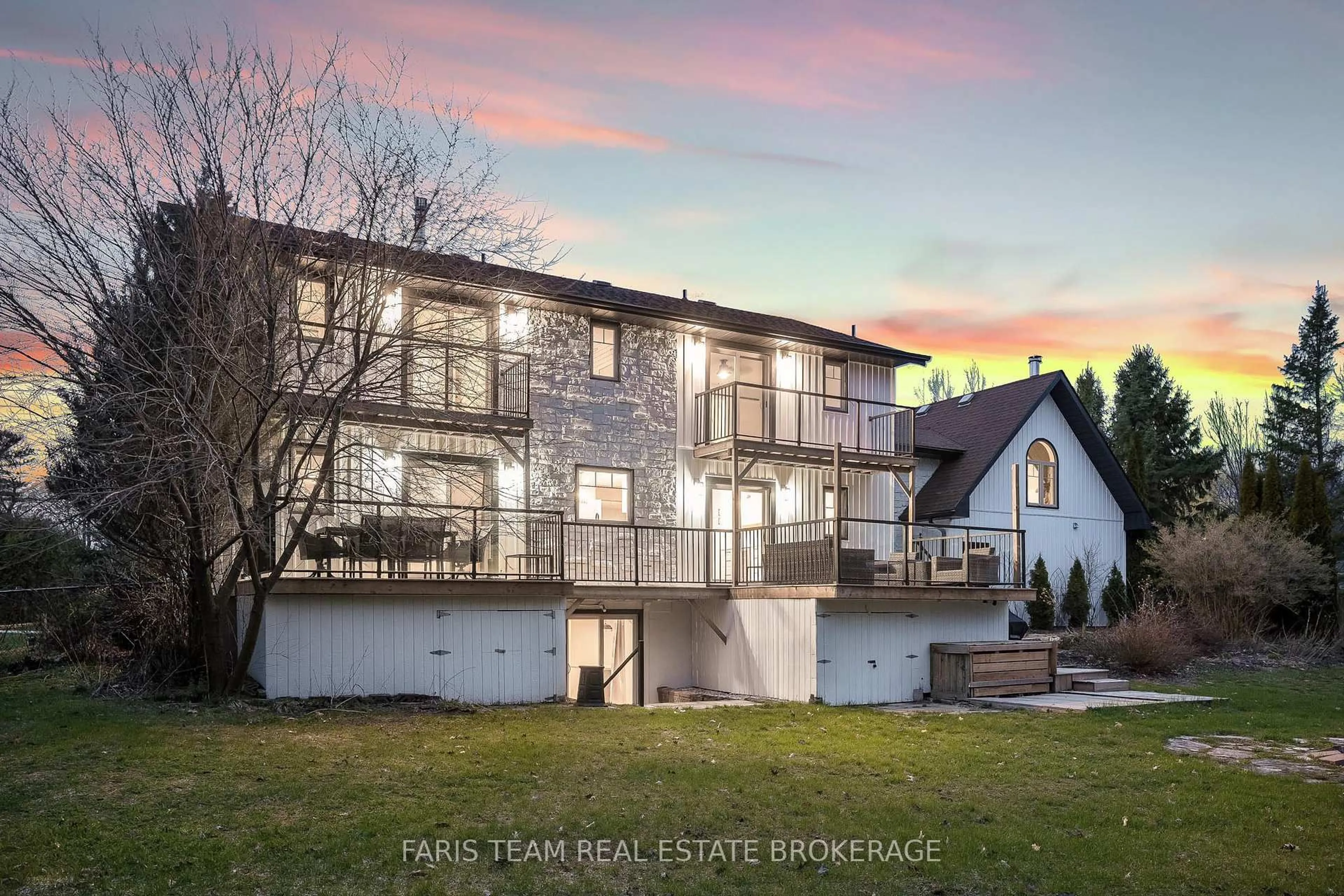A pic from outside/outdoor area/front of a property/back of a property/a pic from drone, unknown for 3 Matthew Crt, Wasaga Beach Ontario L9Z 1J5